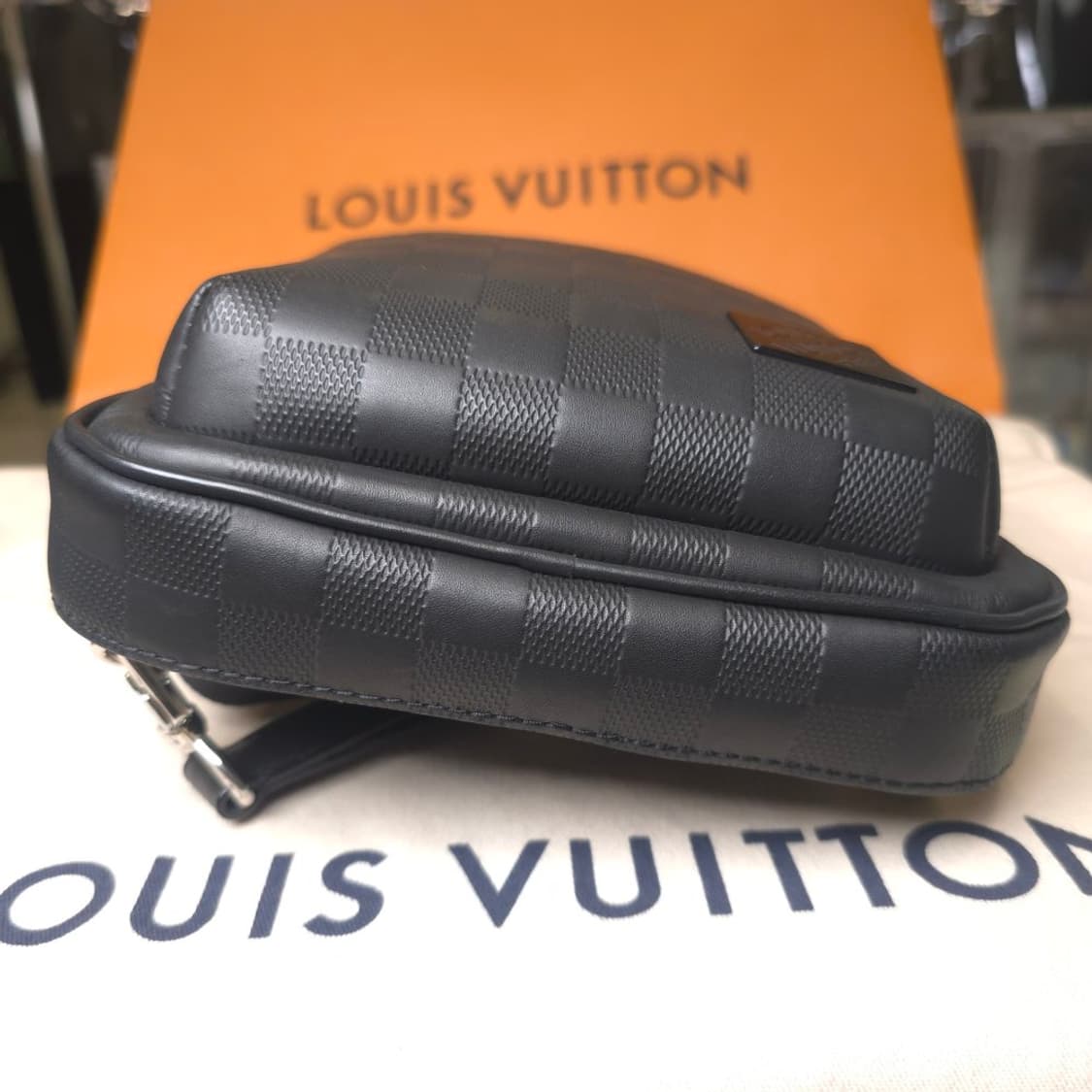 [중고/정품] 루이비통 에비뉴 슬링 백 다미에 인피니티 상품이미지5