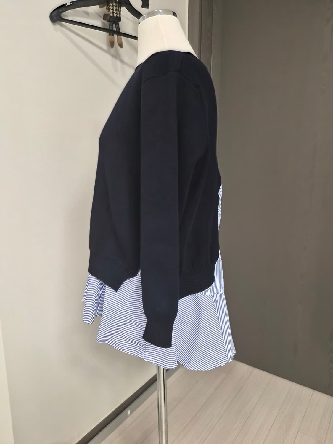 JOVONNA LONDON 조본나 런던 반전 뒷태 니트 상품이미지4