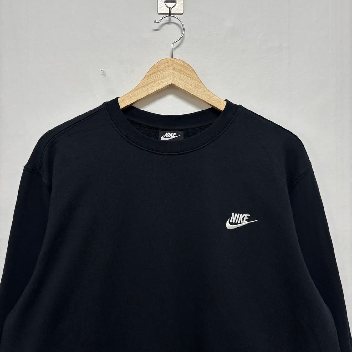 나이키 블랙 스우시 맨투맨 상품이미지2