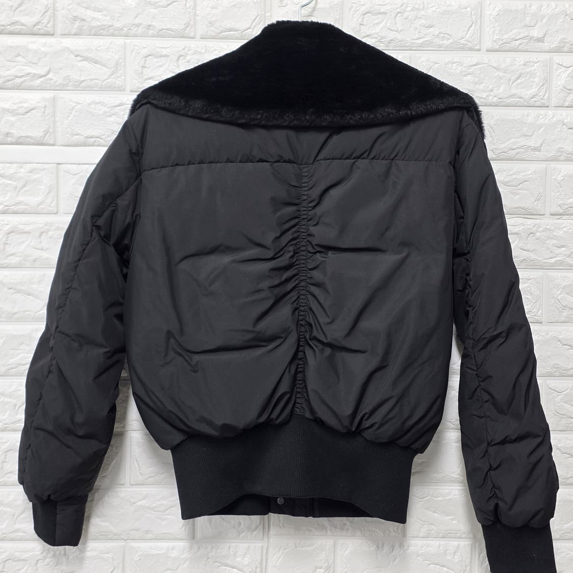 택포// 20s 게스 블랙 퍼 오리털 숏패딩 S 상품이미지4