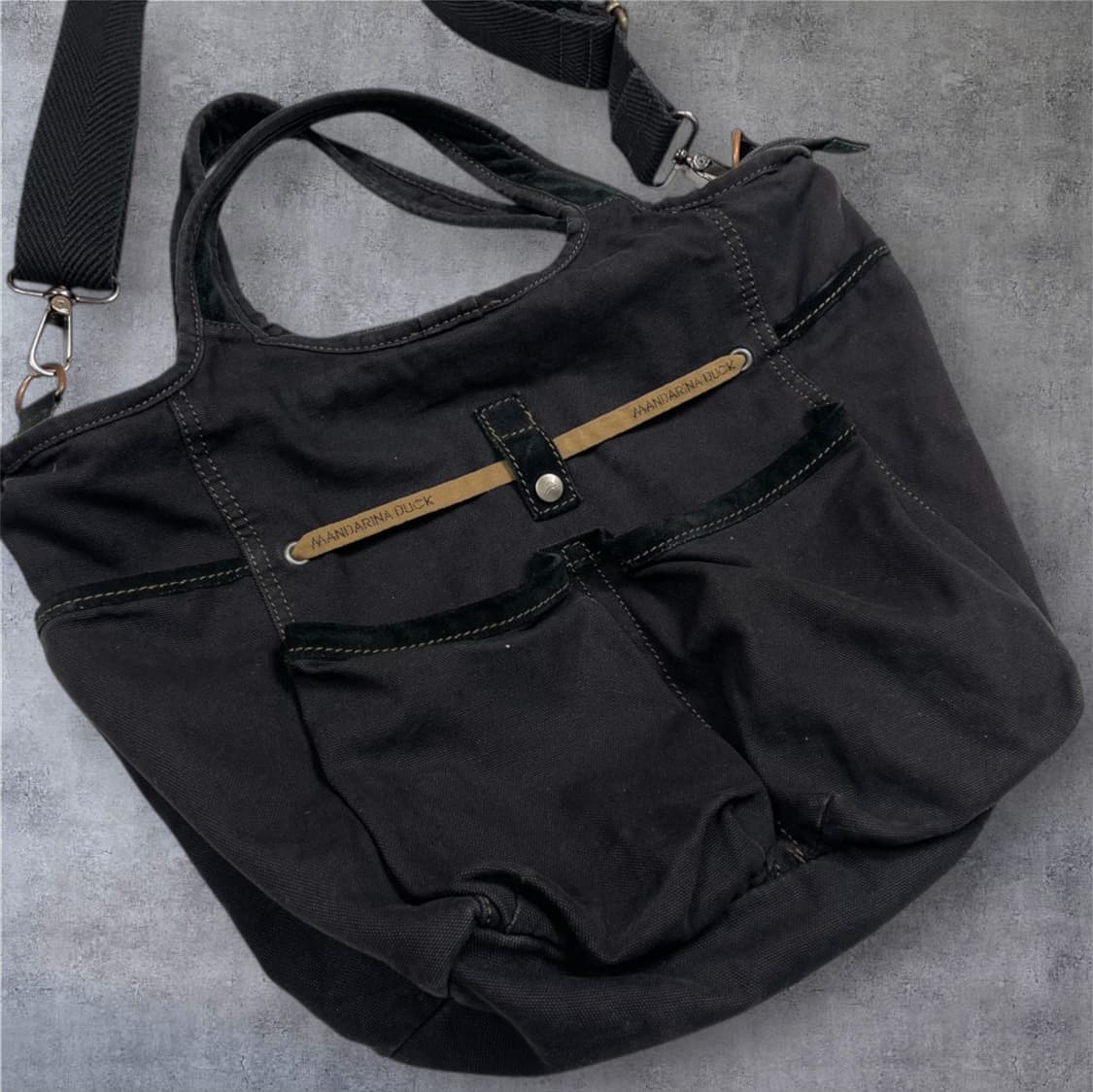 만다리나덕 Mandarina duck 블랙 차콜 토트 겸 크로스백 상품이미지3