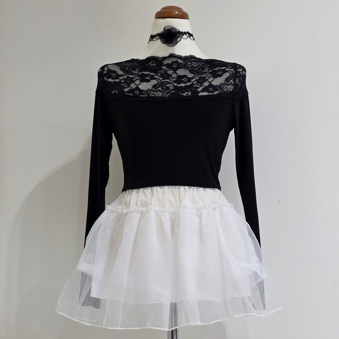 유럽)블랙st 레이스시스루 크롭 슬리브블라우스 상품이미지1