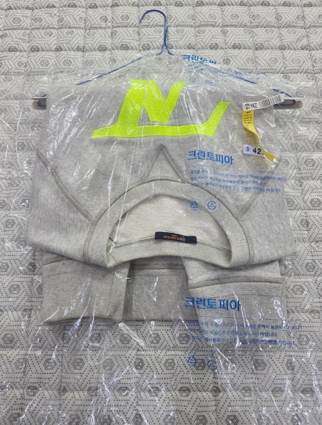 루이비통 네온 로고 맨투맨 그레이 L (드라이완료) 상품이미지1