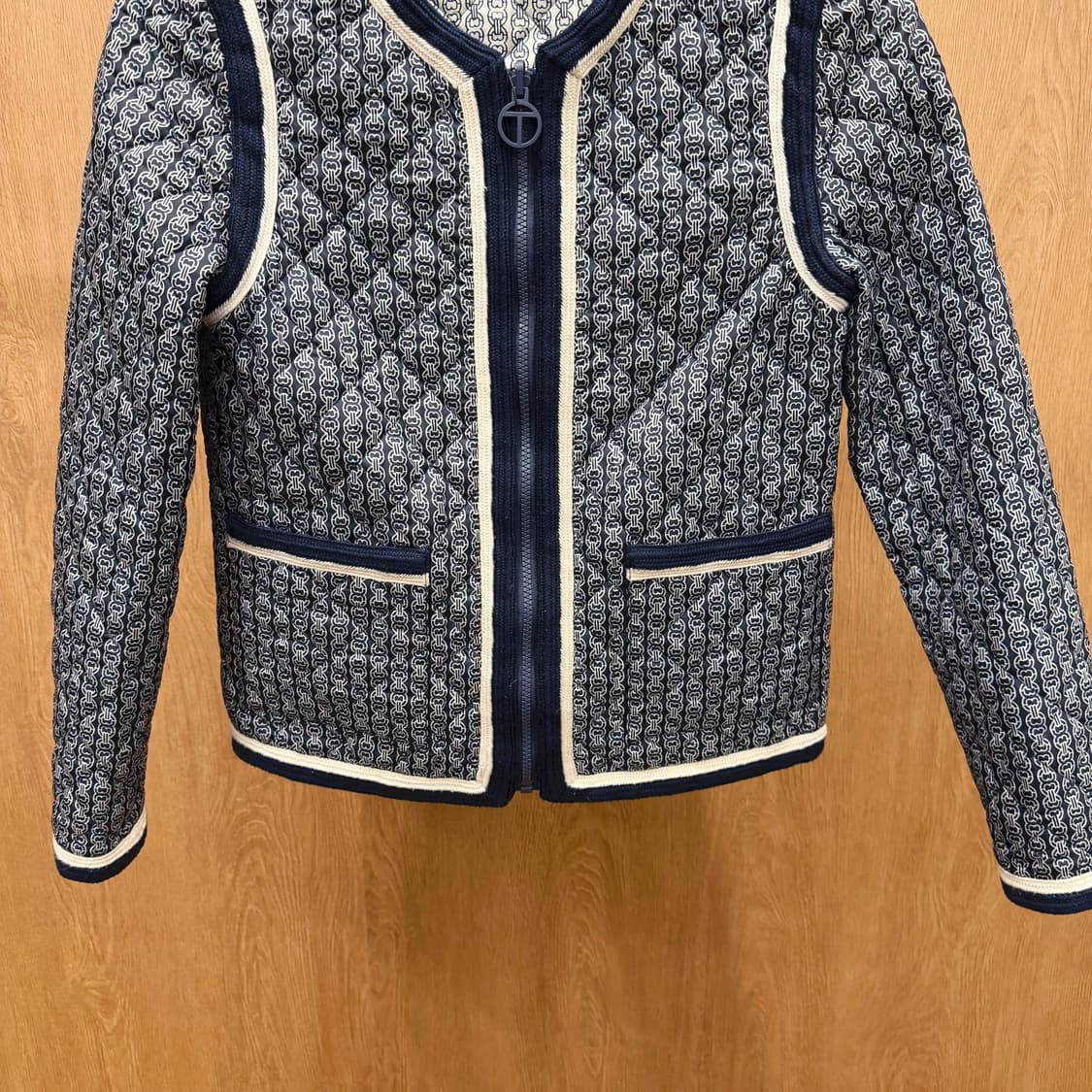 토리버치 리버시블 퀄팅 숏패딩 체인 패턴 더블 포켓 디테일 네이비 상품이미지5