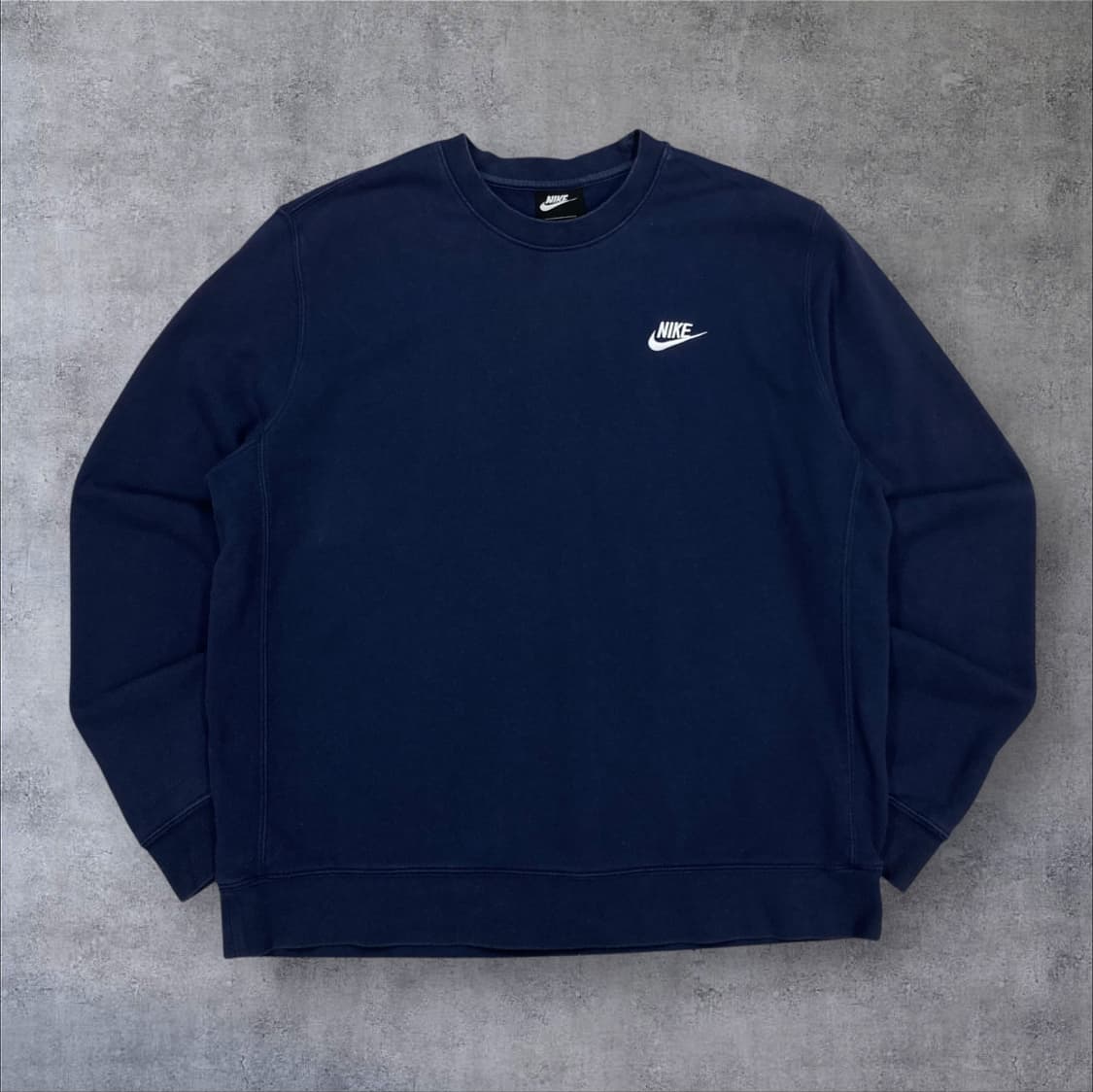 나이키 네이비 컬러 퓨추라 스몰 로고 맨투맨 상품이미지1