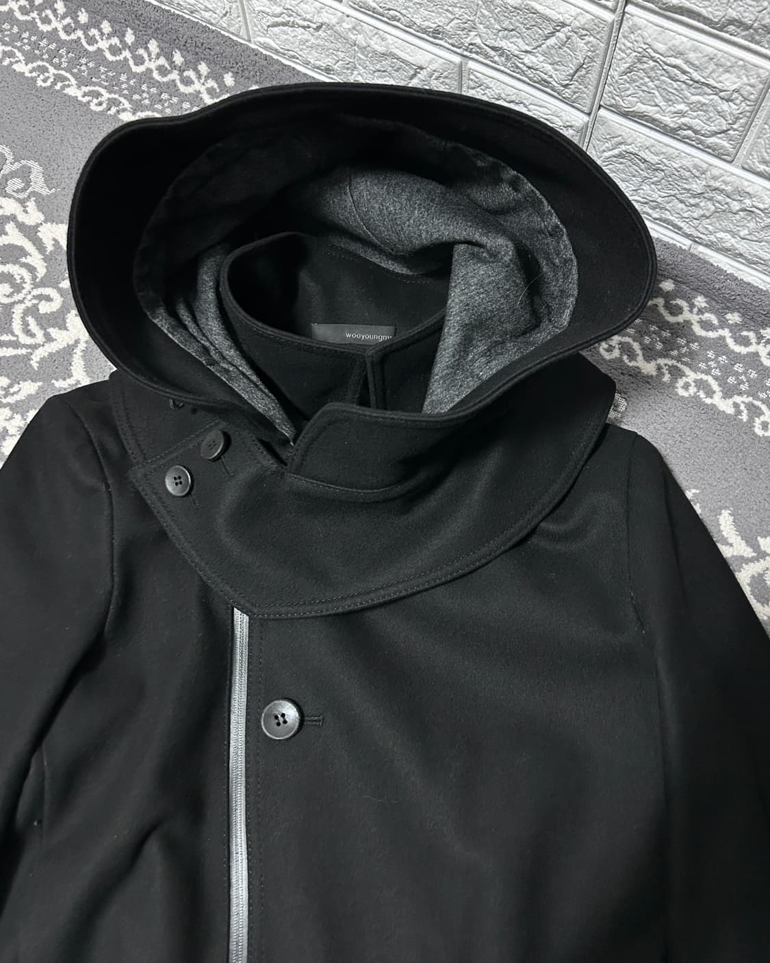 우영미 비대칭 사무라이 후드 울 코트 상품이미지5