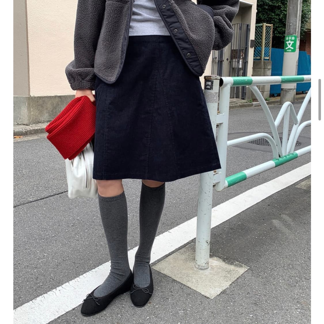 [addmore] 에드모어 니브 코듀로이 미디스커트 (navy) 상품이미지1