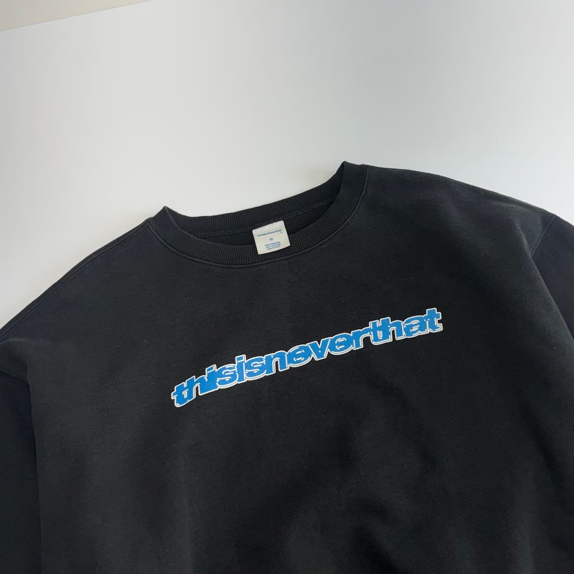 Thisisneverthat 디스이즈네버뎃 블루로고 블랙 맨투맨 상품이미지4