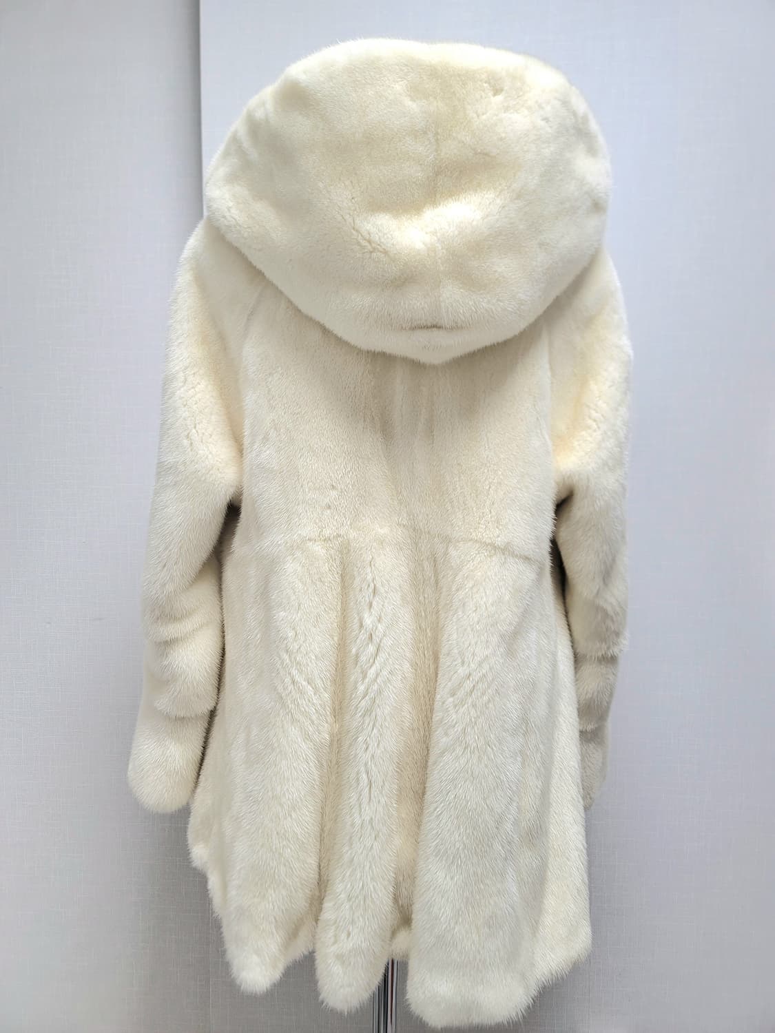 🎀코펜하겐 퍼플 등급🎀 펄화이트에 가까운 크림색 후드 밍크코트 상품이미지3