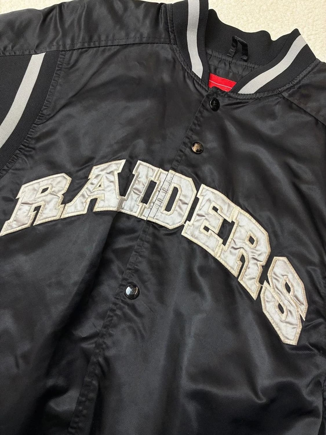 NFL 오클랜드 레이더스 아치 로고 블랙 사틴 바시티 점퍼 PN5733 상품이미지7