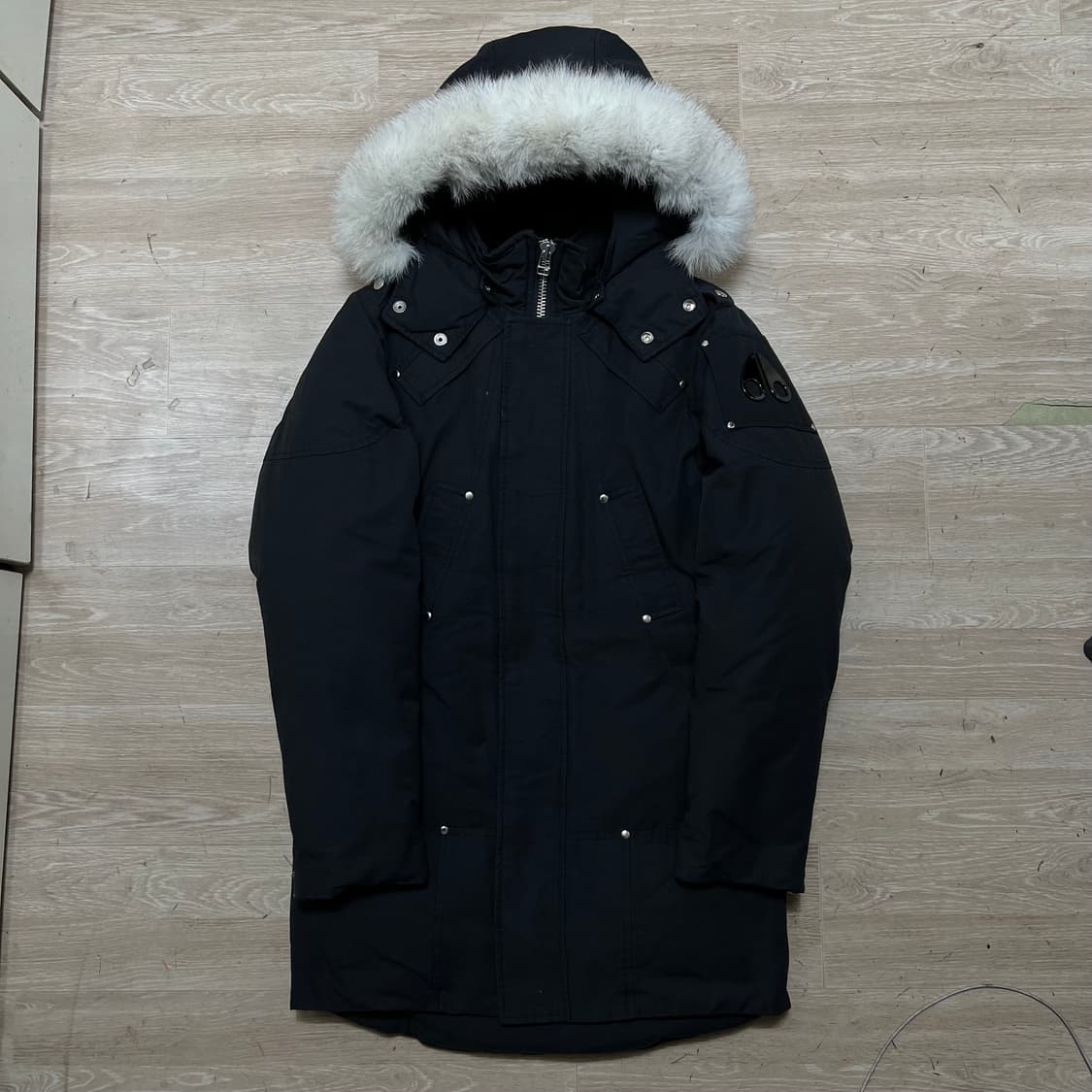 무스너클 시그니처 와펜 덕다운 퍼후드 스틸링 롱패딩 [블랙] L/100 상품이미지1