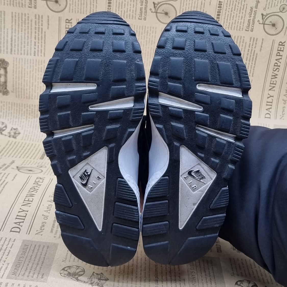 나이키 에어 허라취 여성운동화실사이즈230 상품이미지3