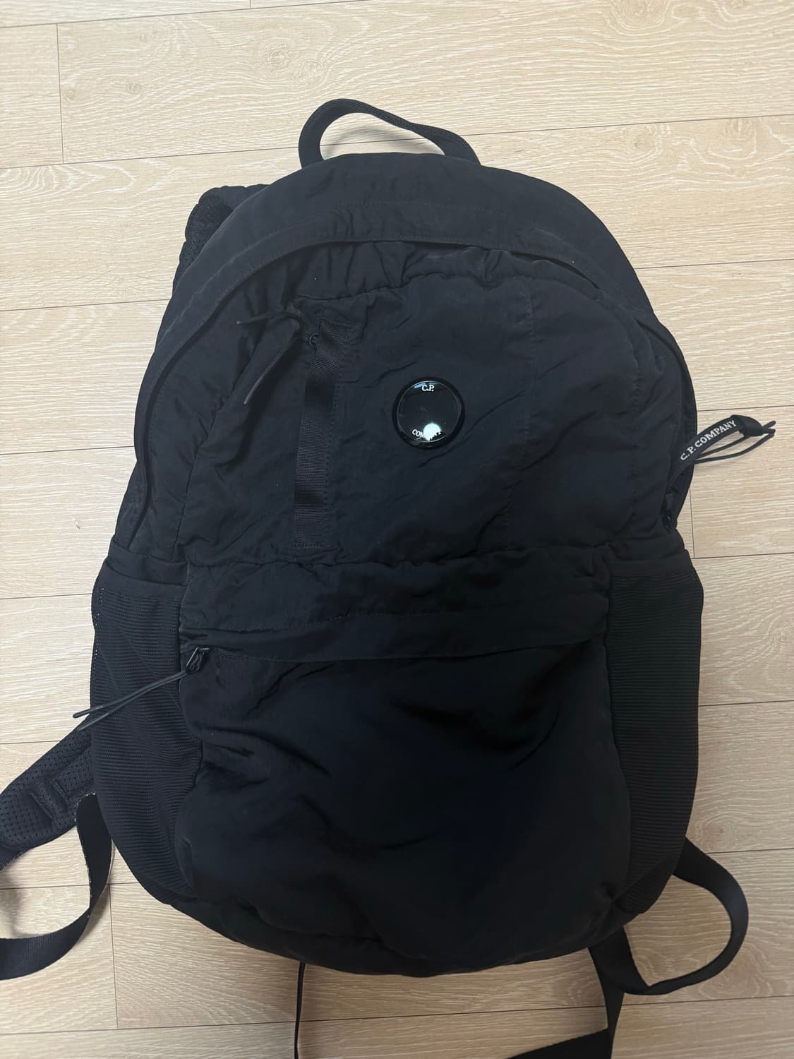 cp컴퍼니 나일론 b 렌즈 백팩 블랙 상품이미지1