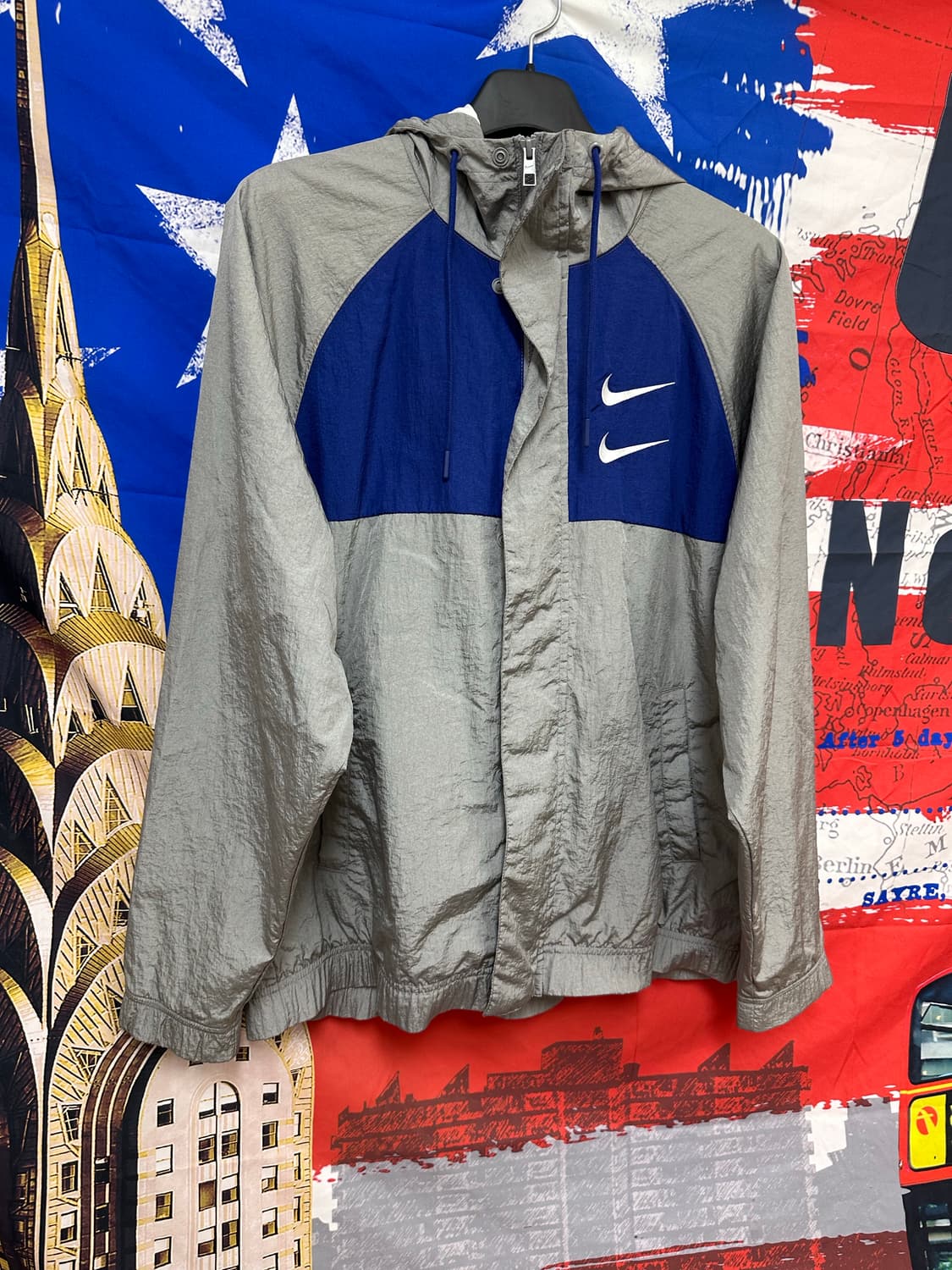 s급 나이키 스우시 실버 나일론 오버핏바람막이L100 상품이미지3