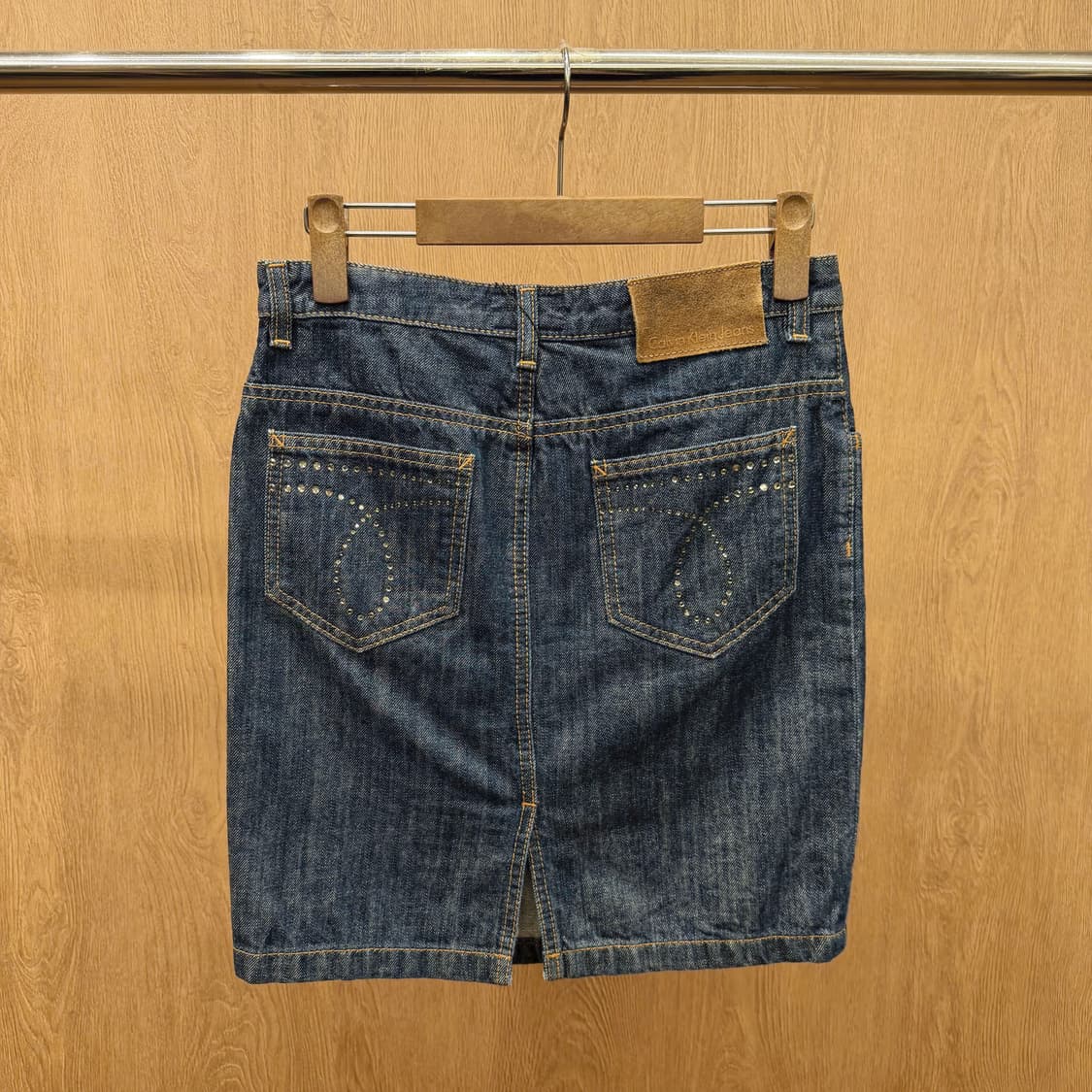 캘빈클라인 진스 데님 스커트 백 포켓 큐빅 장식 디테일 H라인 진청 상품이미지3