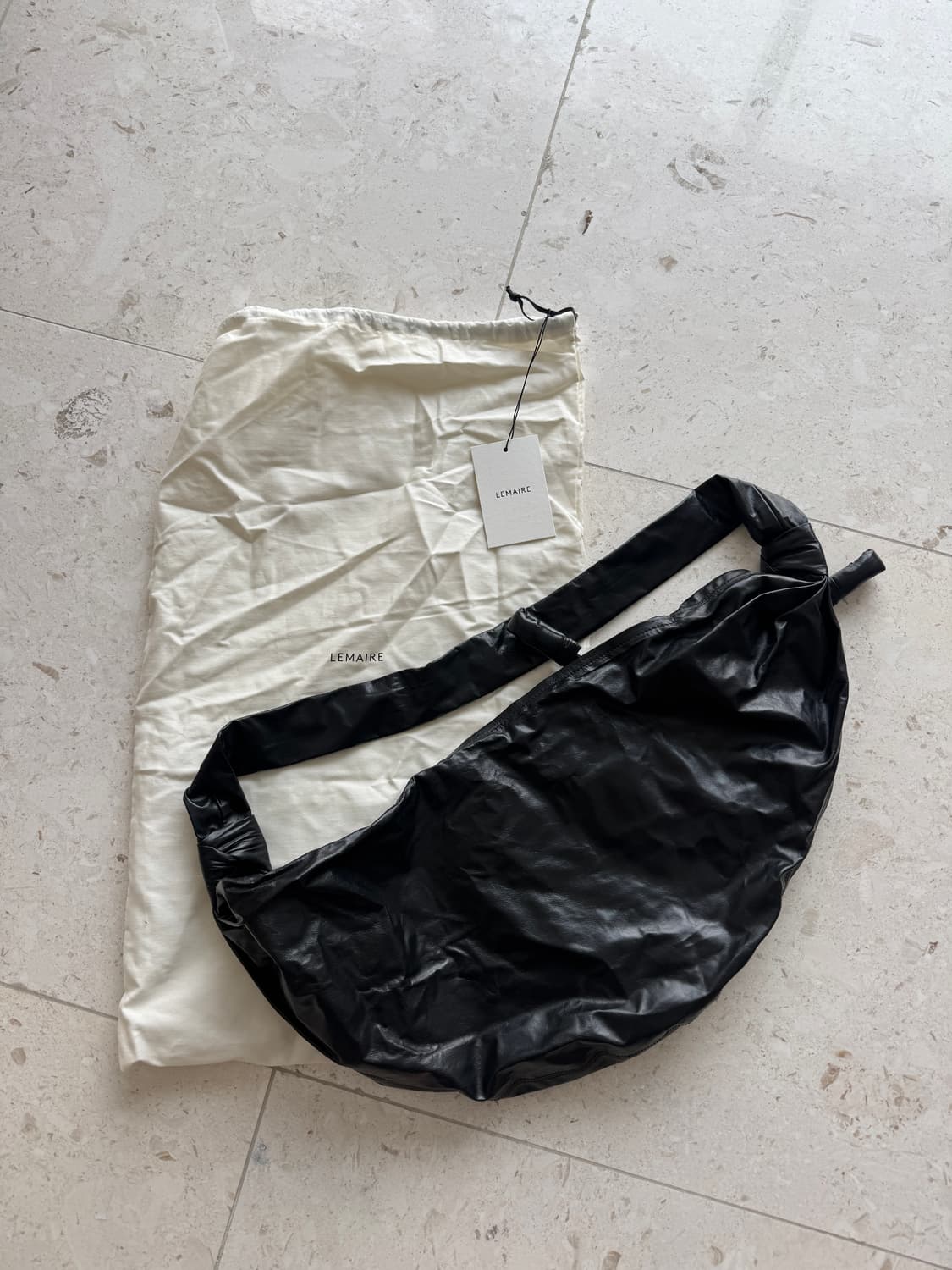 르메르 Lemaire 페이퍼레더 라지 소프트 크루아상 백 블랙  Krea 상품이미지2