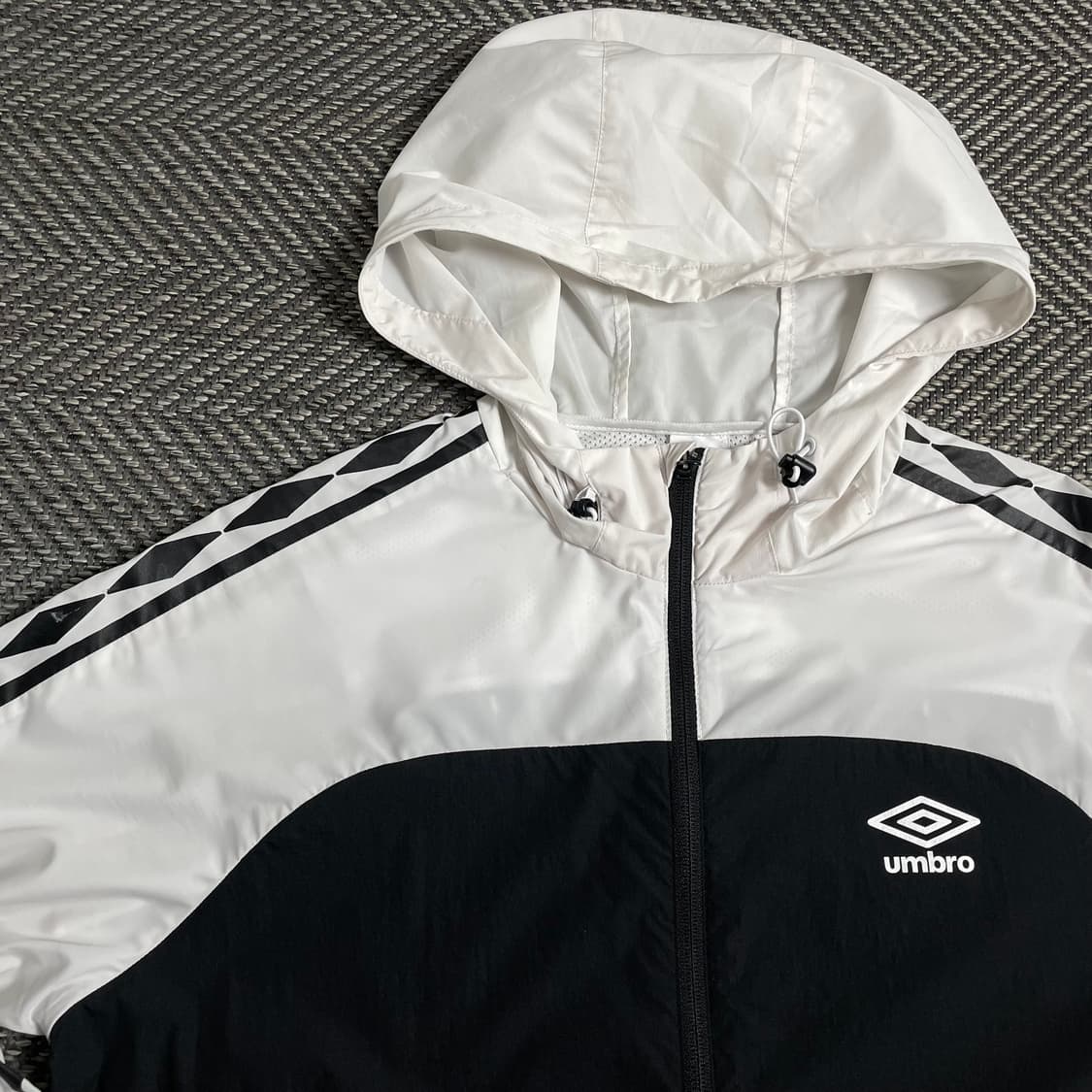 엄브로 멀티로고 빅로고 트랙 우븐 바람막이o 3994 상품이미지5