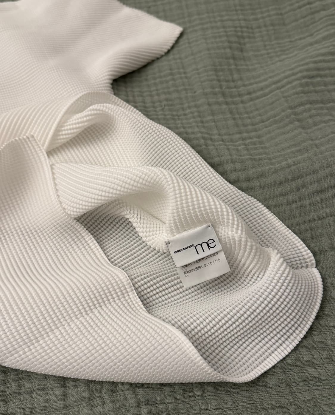 me ISSEY MIYAKE 스트레치 플리츠 하이넥 반팔 탑 상품이미지3