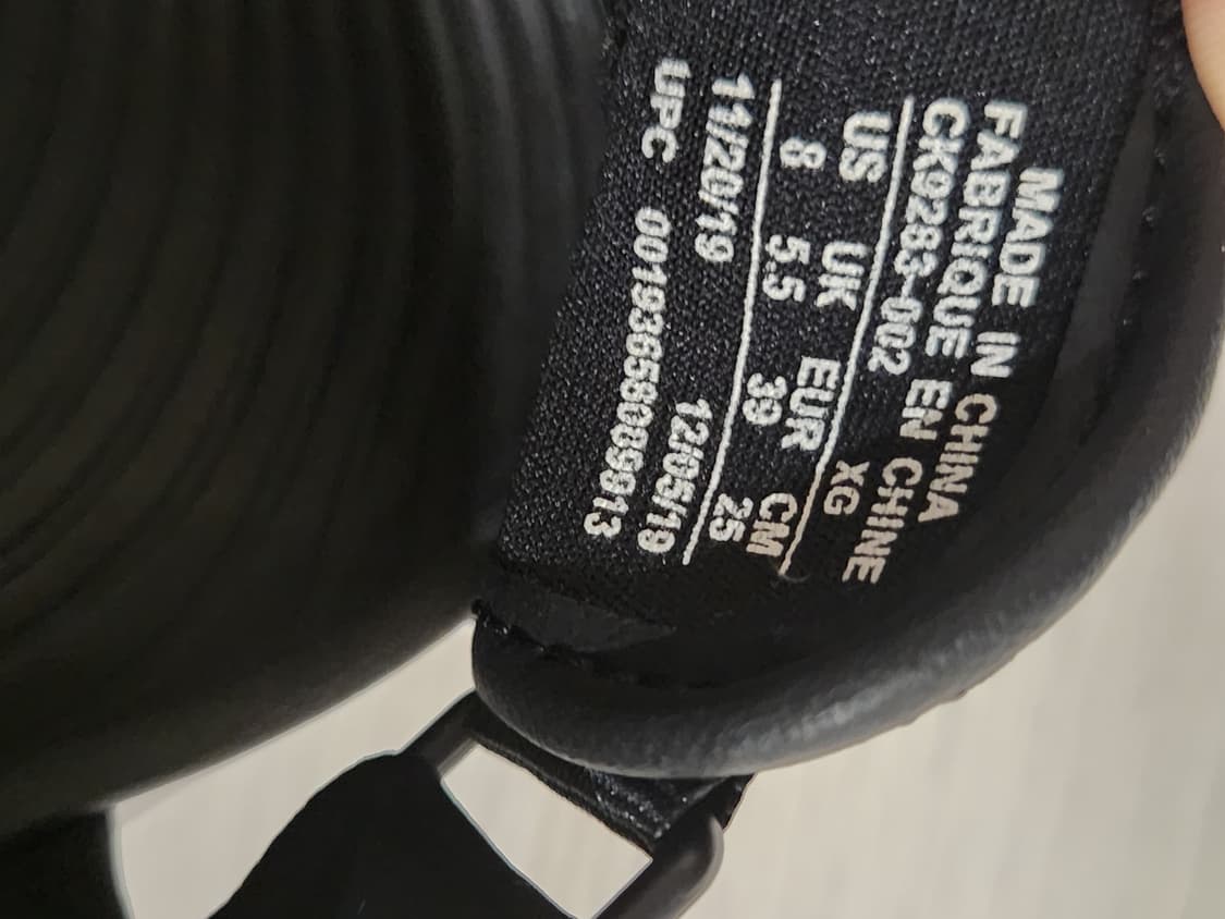 나이키 오아시스 샌들 CK9283-002 사이즈250

여러 중고사이트에 상품이미지7