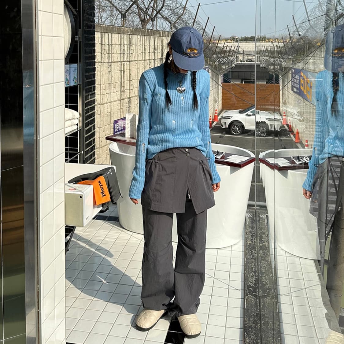 모어먼트 데미지 브레이드 니트 블루 상품이미지1