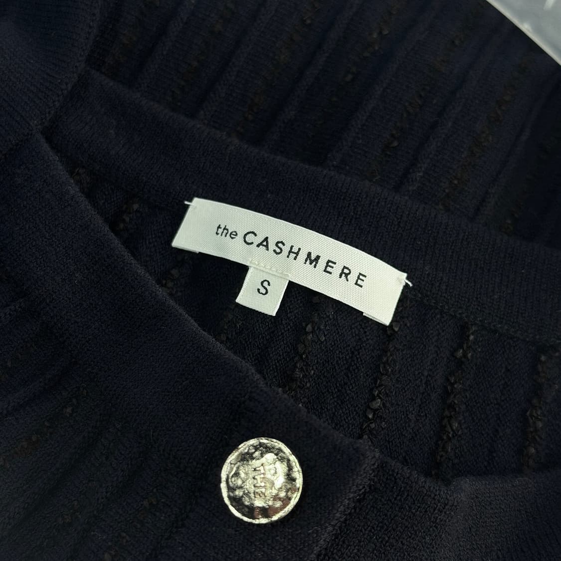 더캐시미어 25 버튼 슬리브리스 니트 탑 상품이미지4