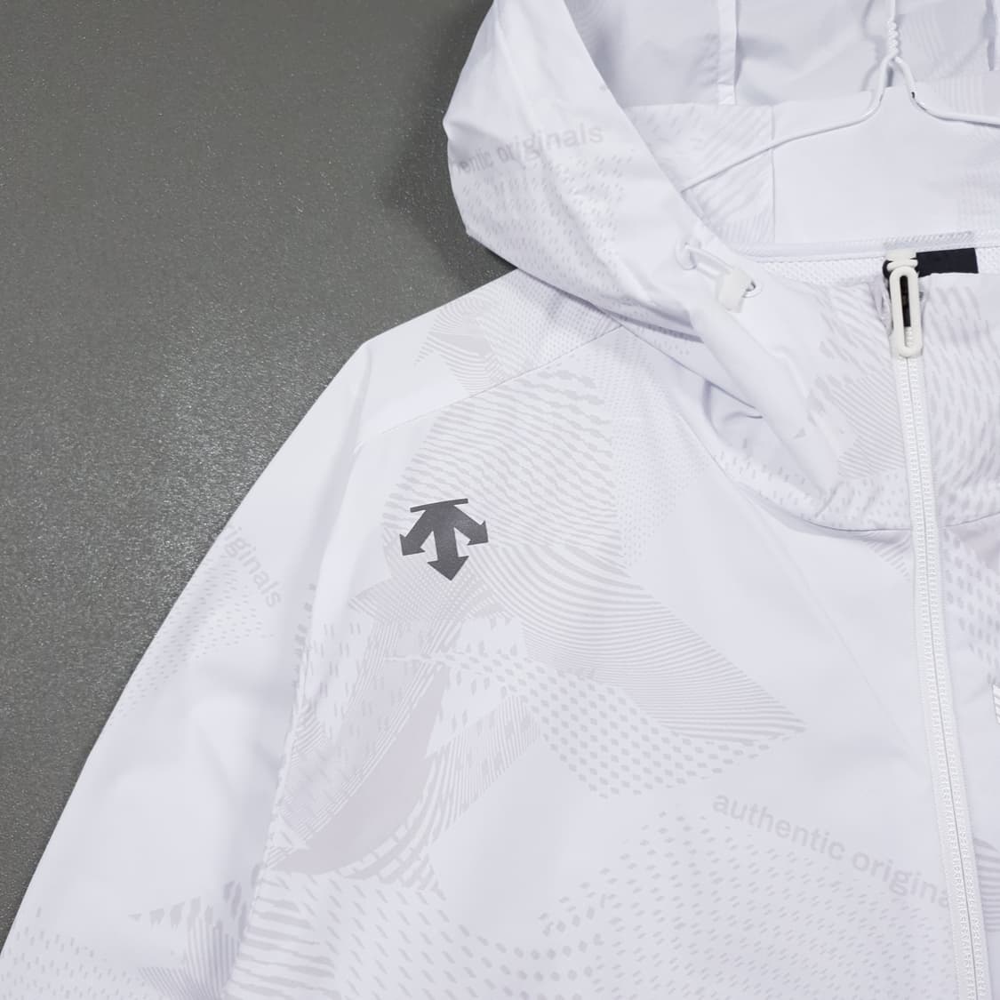 새제품급) 데상트 최신형 24ss 터프 우븐 후드형 투웨이 바람막이 XL 상품이미지3