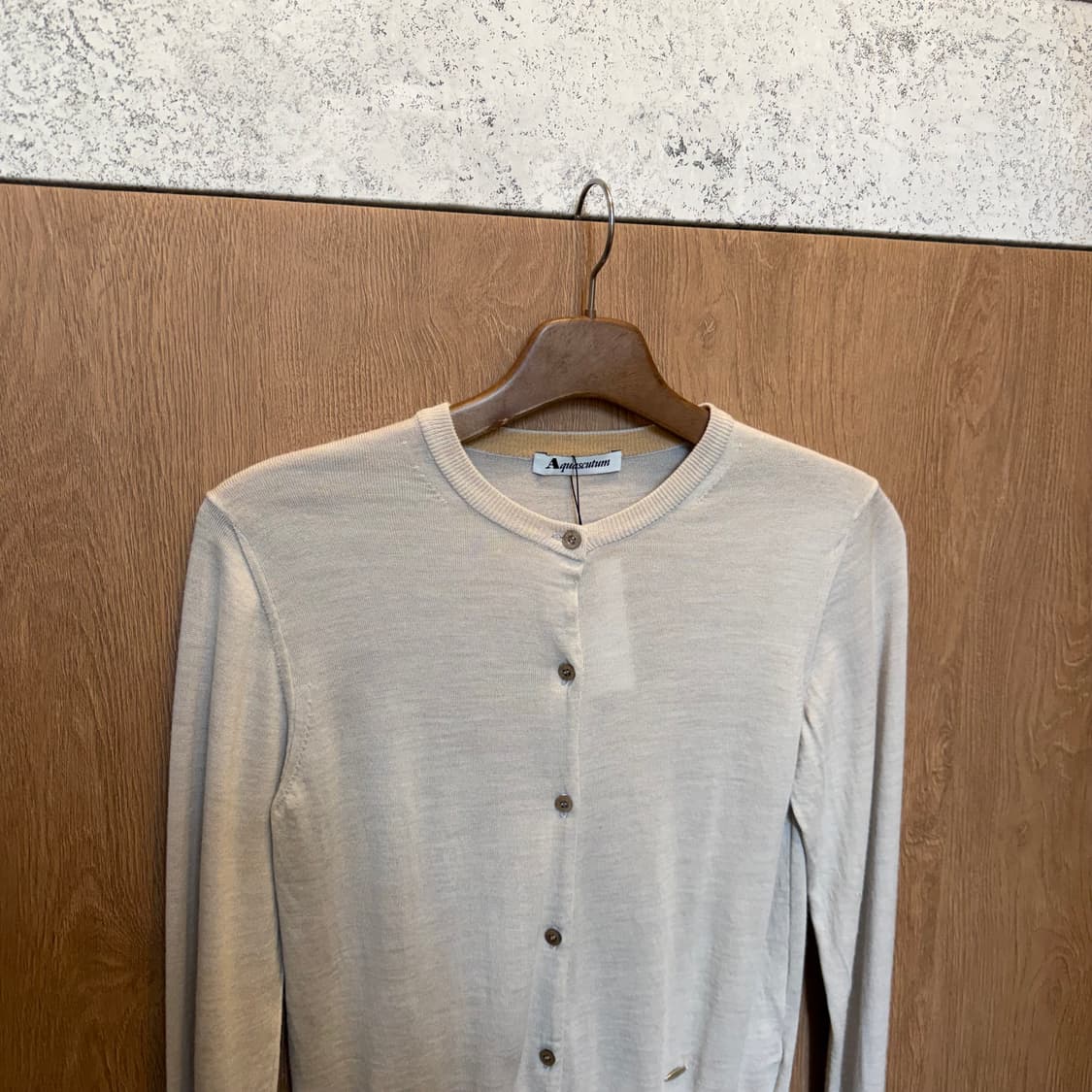 아큐아스큐텀 라운드넥 울 긴팔 니트 가디건 로고 메탈 장식 디테일 베이지 상품이미지3