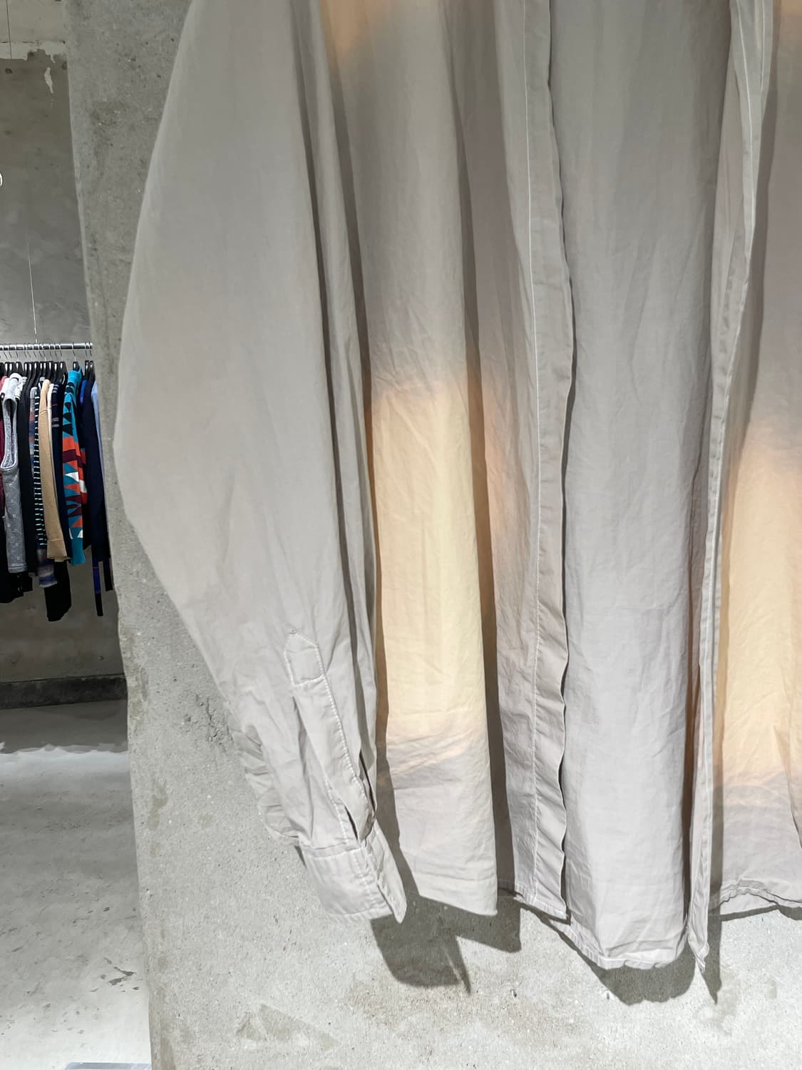 더 일마 라이트 카키 그라디언트 워싱 논 버튼 오버 셔츠 상품이미지4