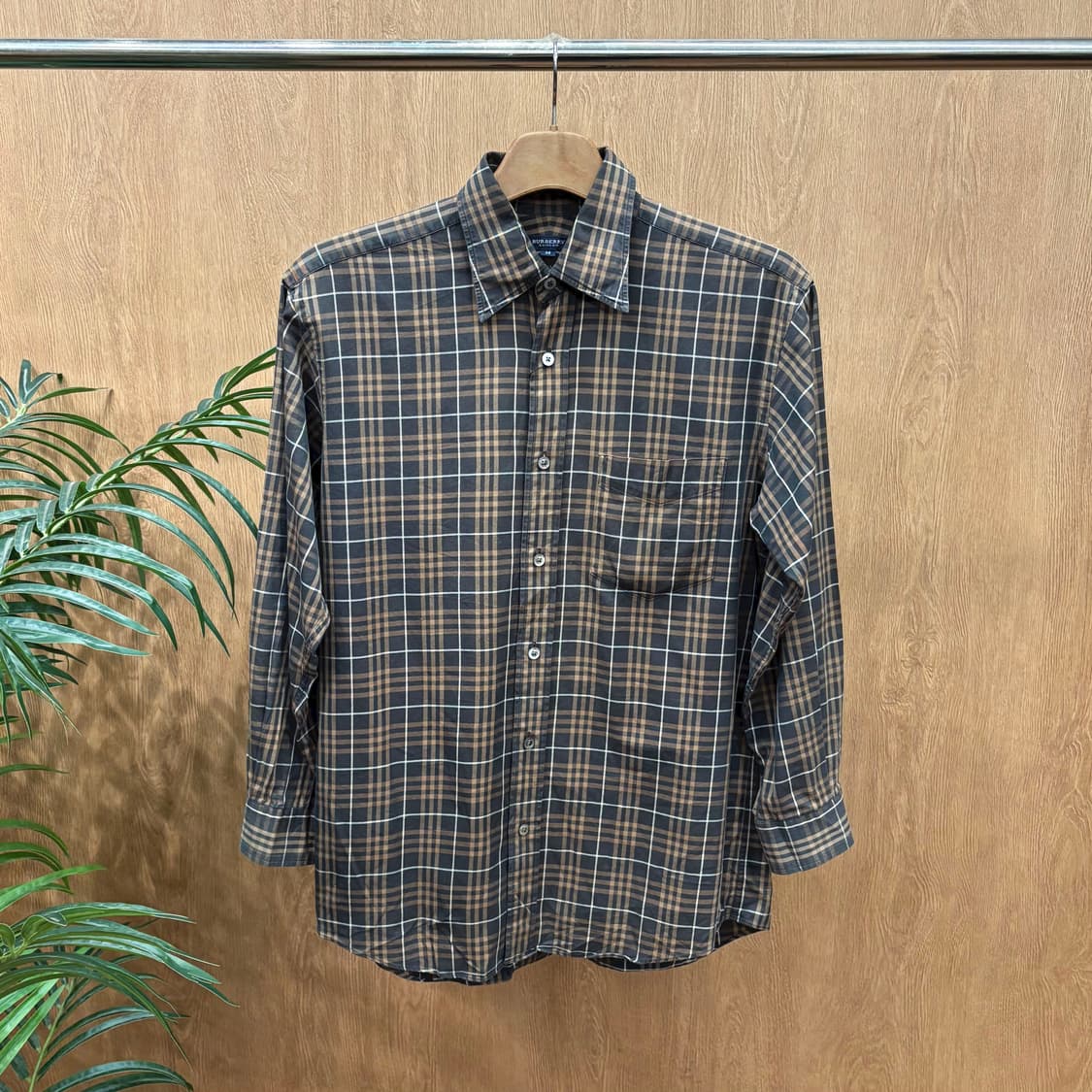 버버리 런던 코튼 긴팔 체크 셔츠 원 포켓 디테일 레귤러핏 브라운 상품이미지1