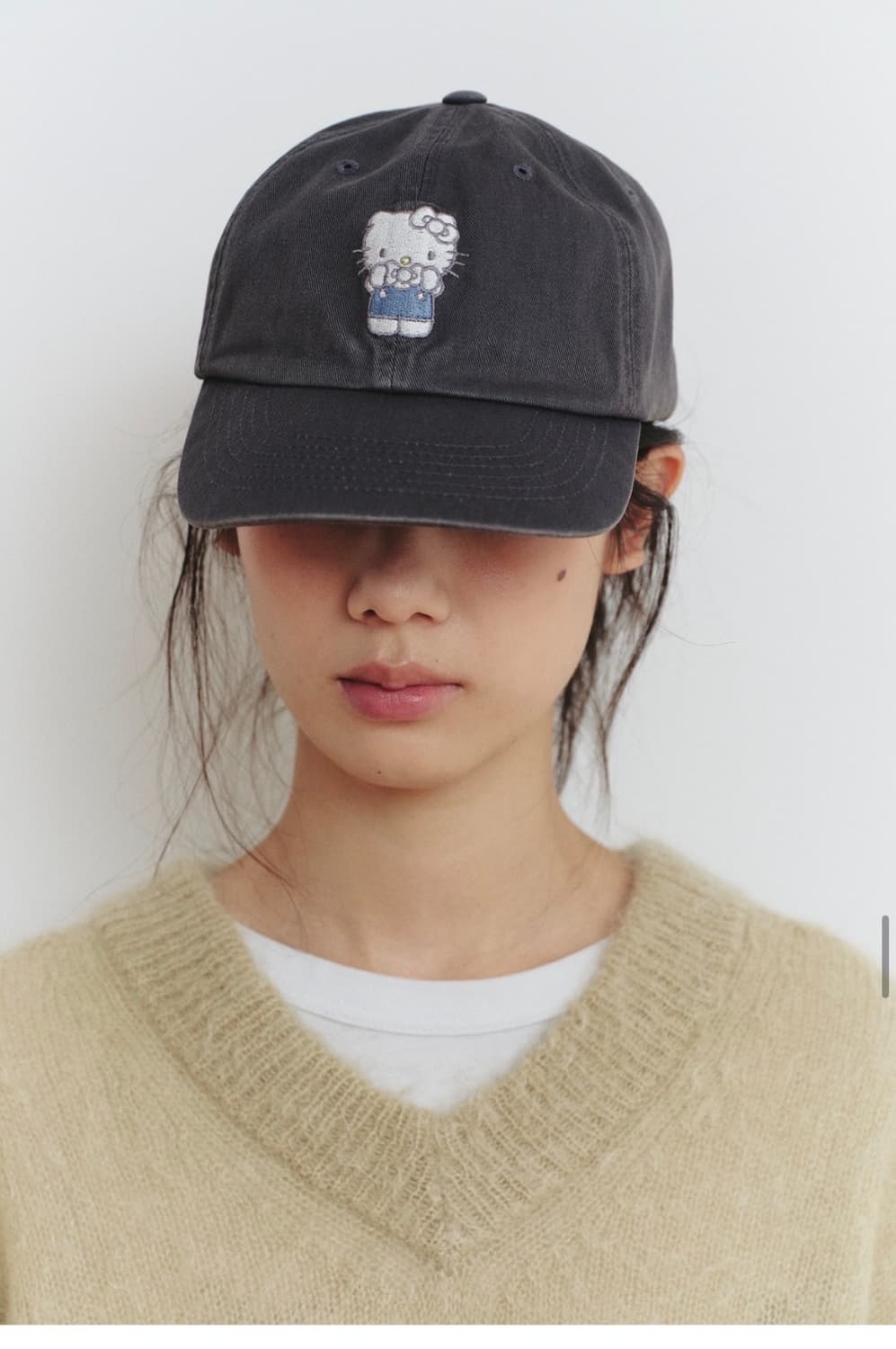 새상품) 파르벵 헬로 키티 워시드 엠브로이디드 볼캡 차콜 상품이미지4