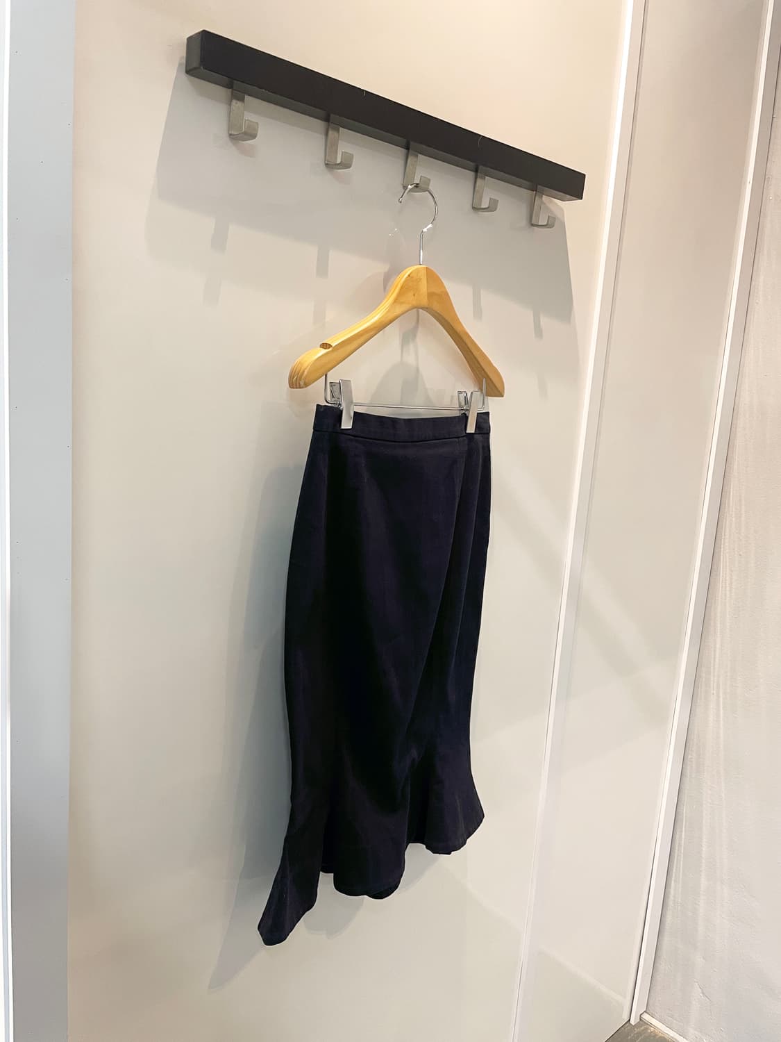 비비안웨스트우드 미디 스커트 밑단 플레어 실루엣 버튼 디테일 딥 네이비 상품이미지2