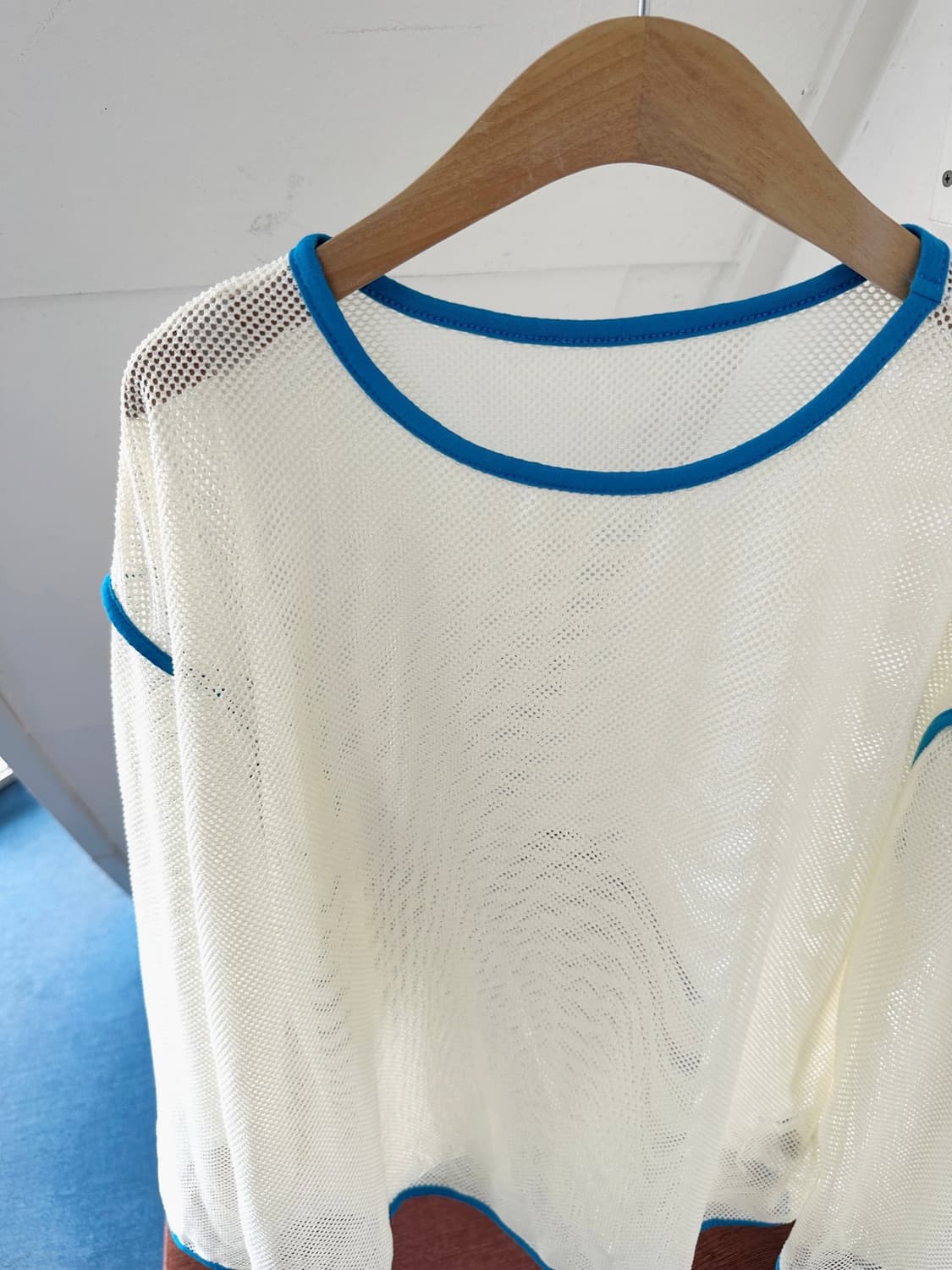 Loose gauge wide silhouette mesh top 상품이미지2