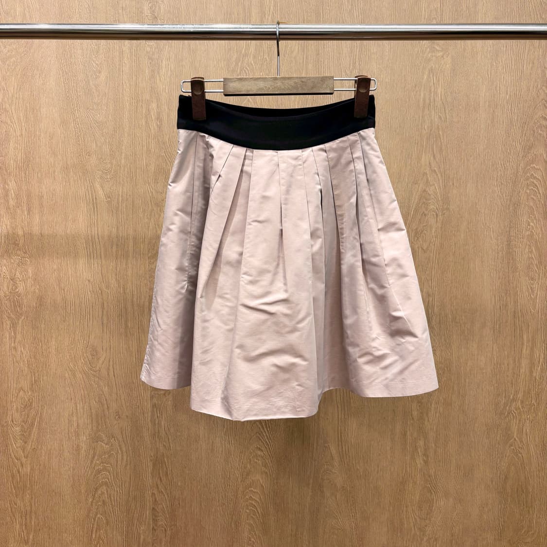 질스튜어트 미디 스커트 세로 플리츠 플레어 블랙 배색 밴드 디테일 핑크 상품이미지3