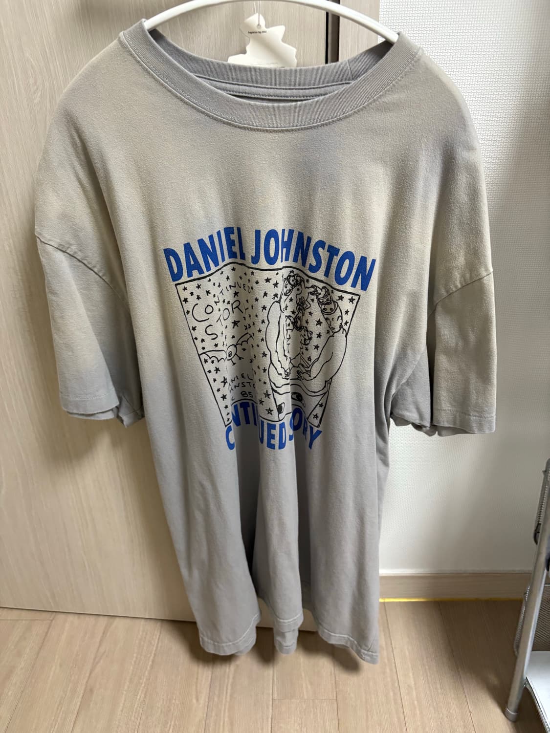 (XL) 디스이즈네버댓 다니엘 존스턴 콜라보 티셔츠 상품이미지3