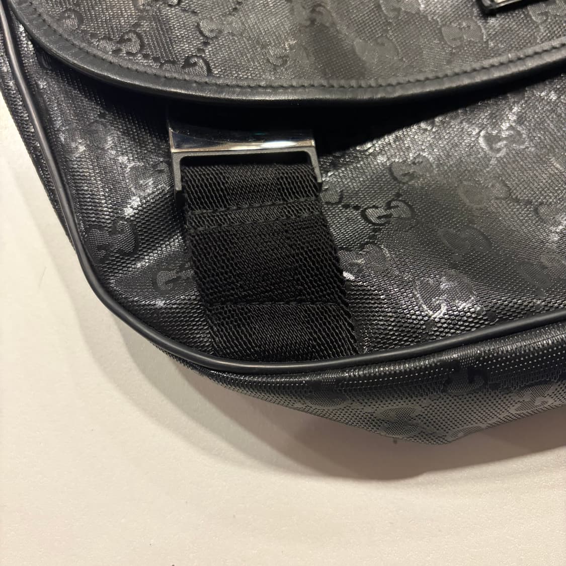 구찌 GG 로고 투버클 블랙 메신저백 상품이미지5