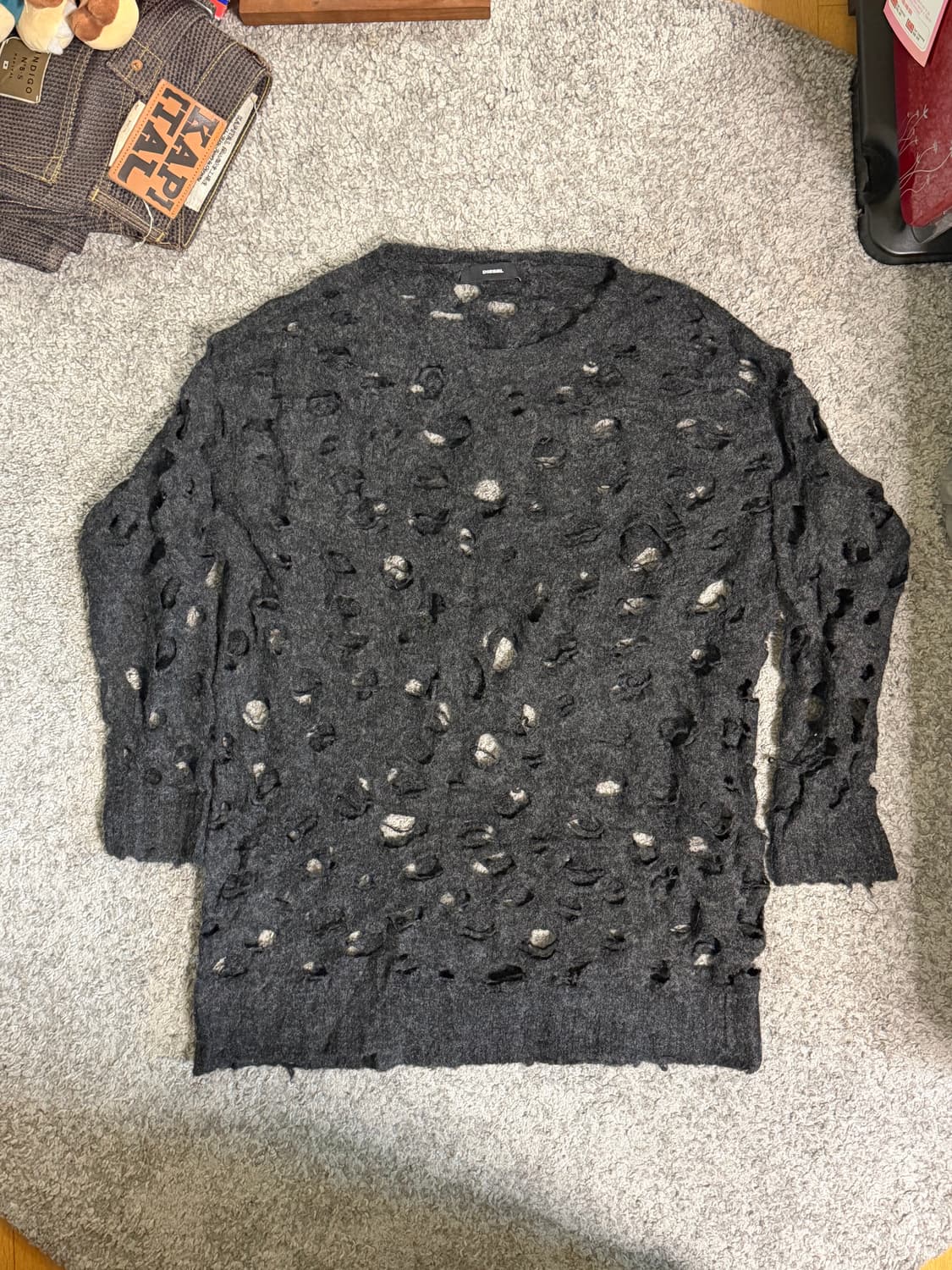 디젤 펀칭 디테일 그런지 니트 상품이미지1