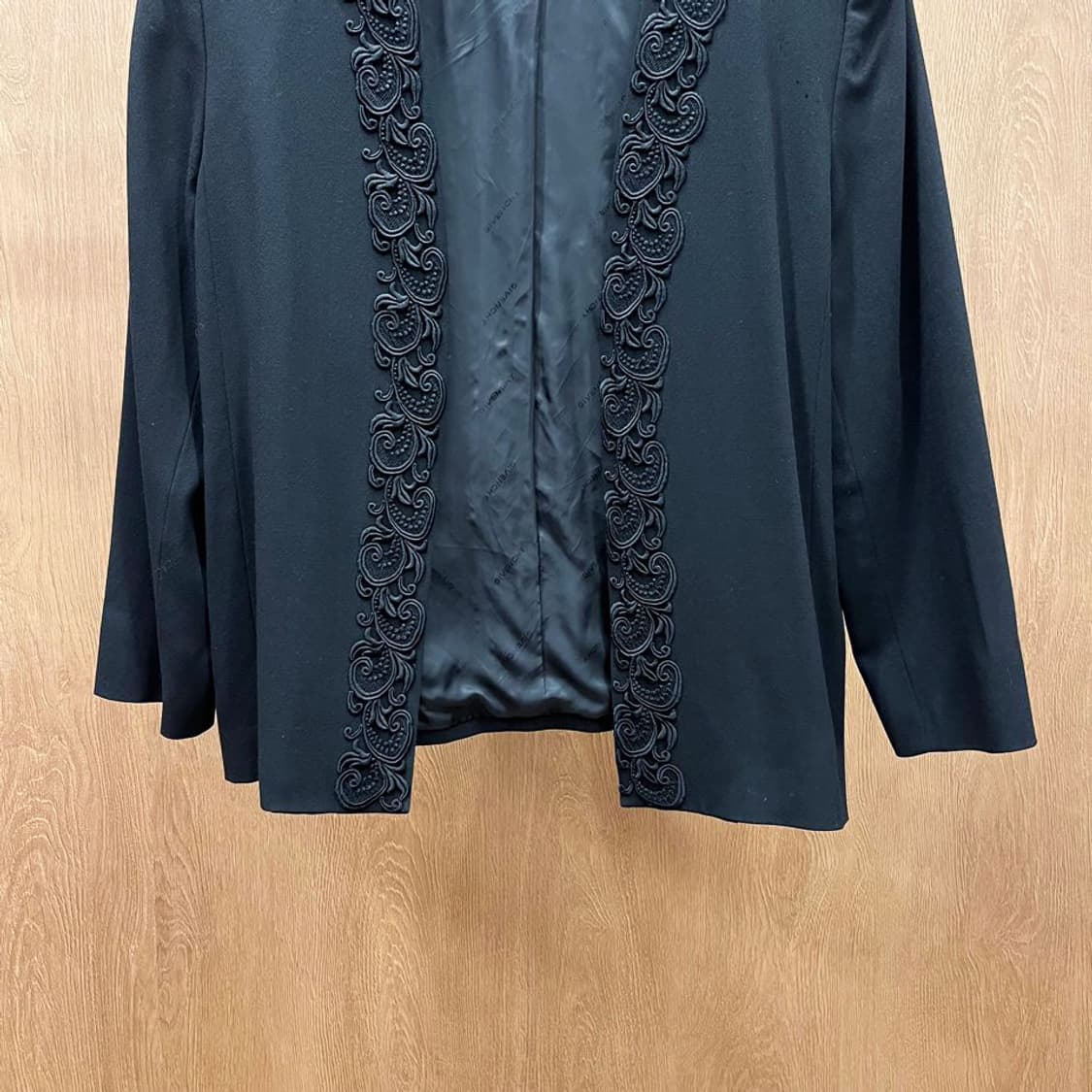 지방시 오픈 프론트 노카라 자켓 입체 자수 트리밍 숄더 패드 디테일 블랙 상품이미지4