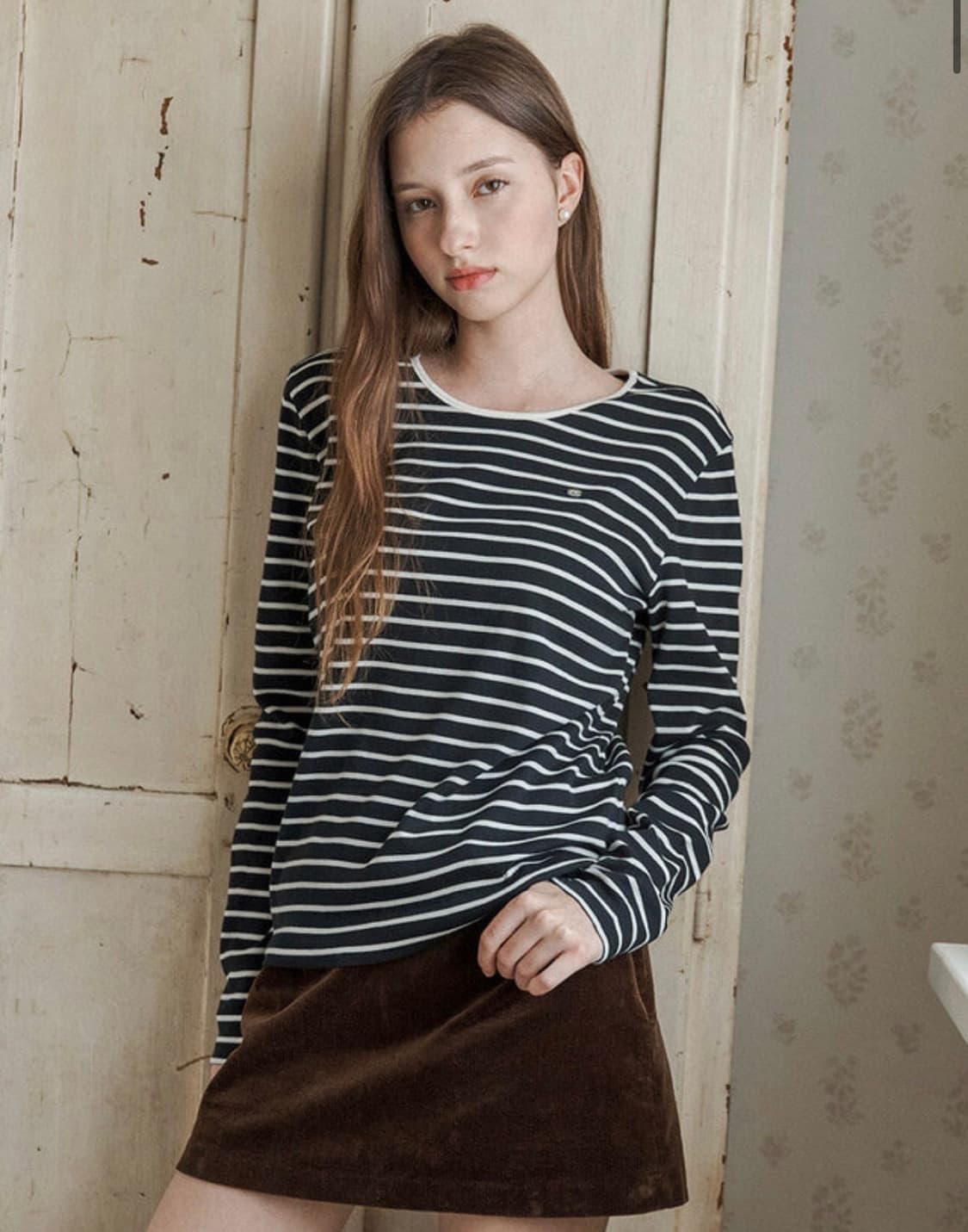 게스 여성 네크 배색 스트라이프 긴팔티셔츠_ 블랙 상품이미지1