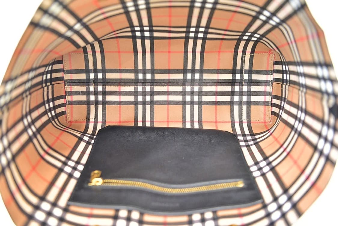 버버리 엠보스트 크레스트 레더 숄더백 (정품) 상품이미지9