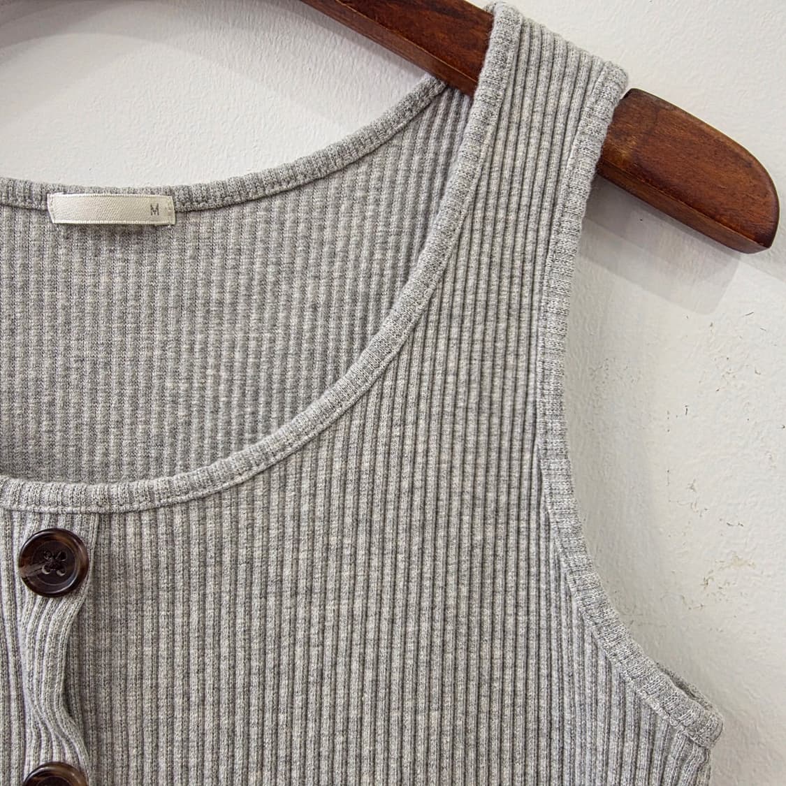 GU 그레이 버튼 포인트 골지 슬림 나시 상품이미지5