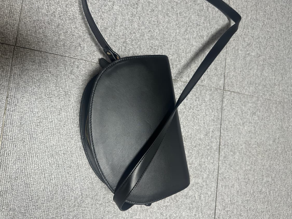 A.P.C. 데미룬 하프문백 (블랙 정품 / PXAWVF61048LZZ) 상품이미지4