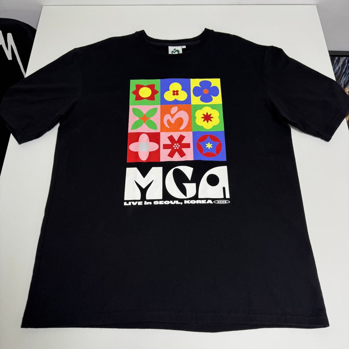 MGA 미세스그린애플 내한 서울 에디션 반팔티셔츠 블랙 상품이미지1