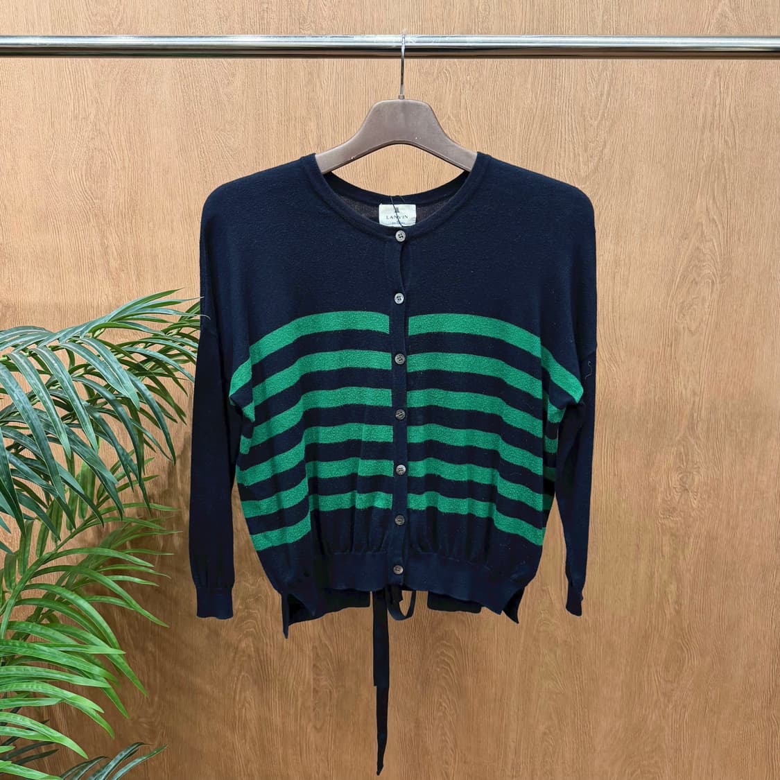 랑방 온 블루 스트라이프 니트 가디건 백 리본 타이 디테일 네이비 그린 상품이미지1