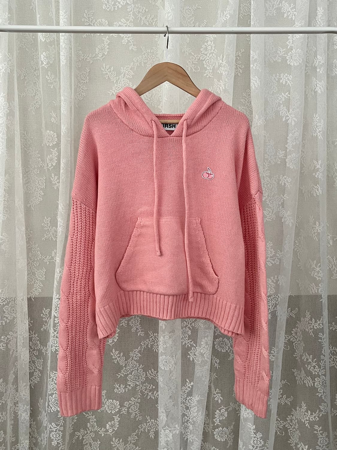 1) 키르시 스몰 체리 니트 숏 후드 핑크 상품이미지1