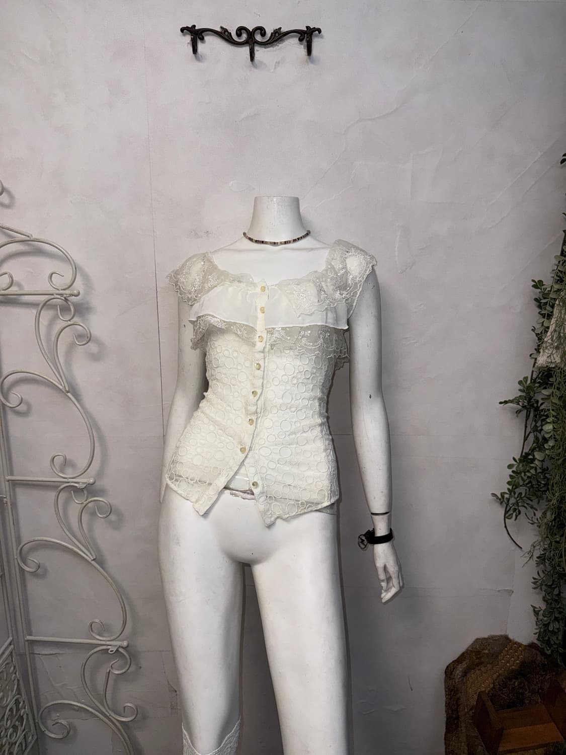 Egoist ivory back laceup off shoulder bl 상품이미지7