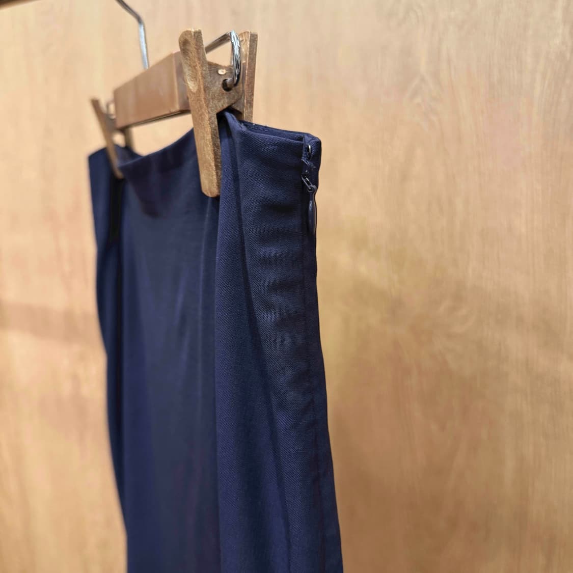 띠어리 A라인 미디 스커트 사이드 지퍼 디테일 미니멀 네이비 상품이미지6