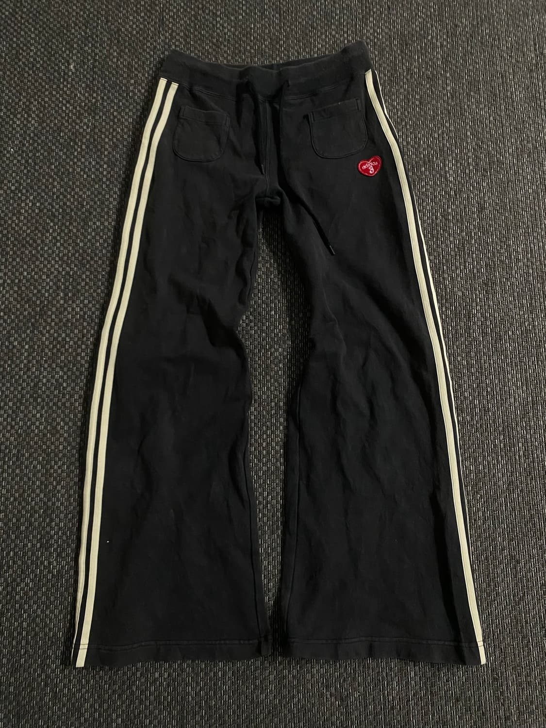 [adidas] Black wide-leg spell-out sweatp 상품이미지1