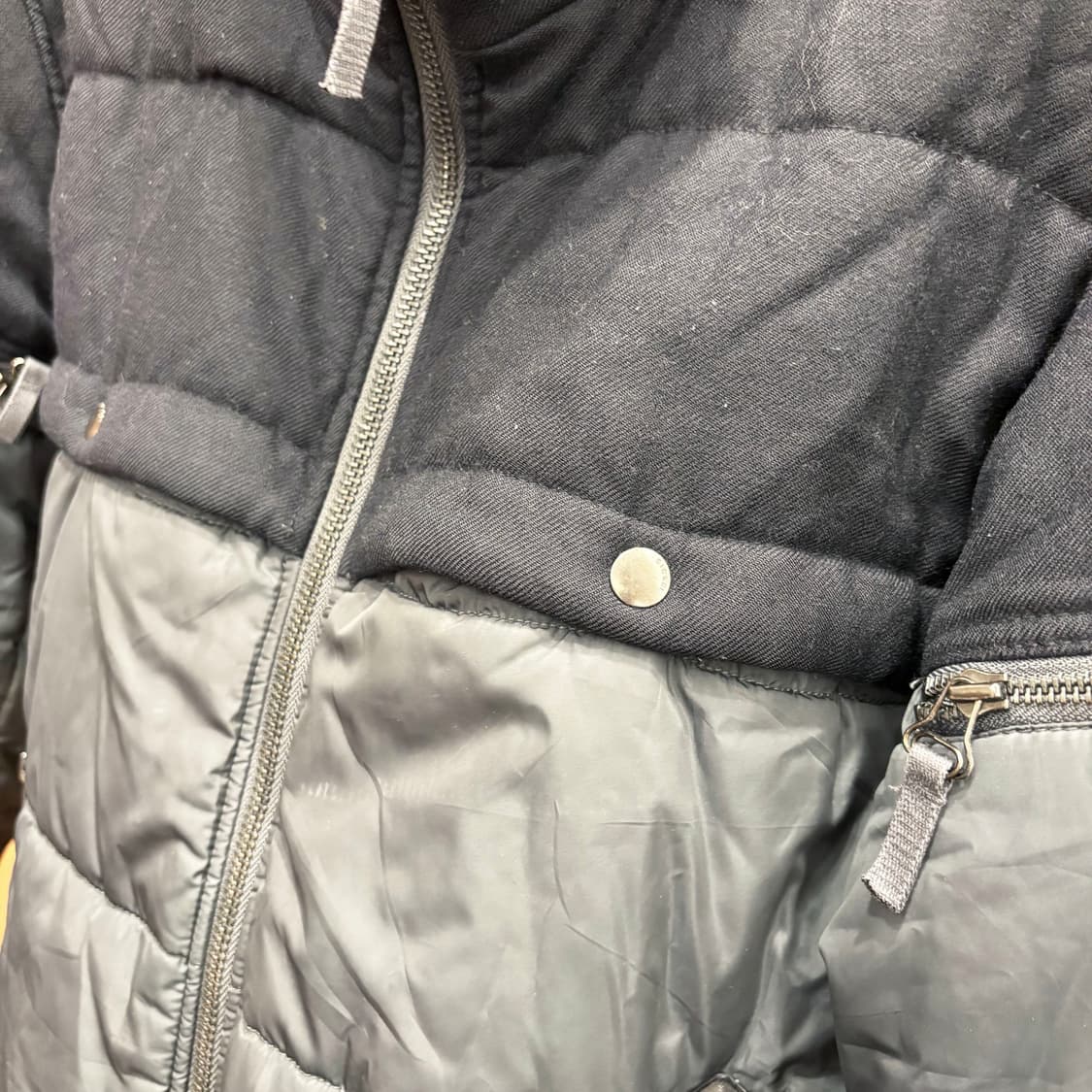 디젤 하이넥 패딩 점퍼 배색 울 퀄팅 숄더 로고 라운드 패치 디테일 블랙 상품이미지6