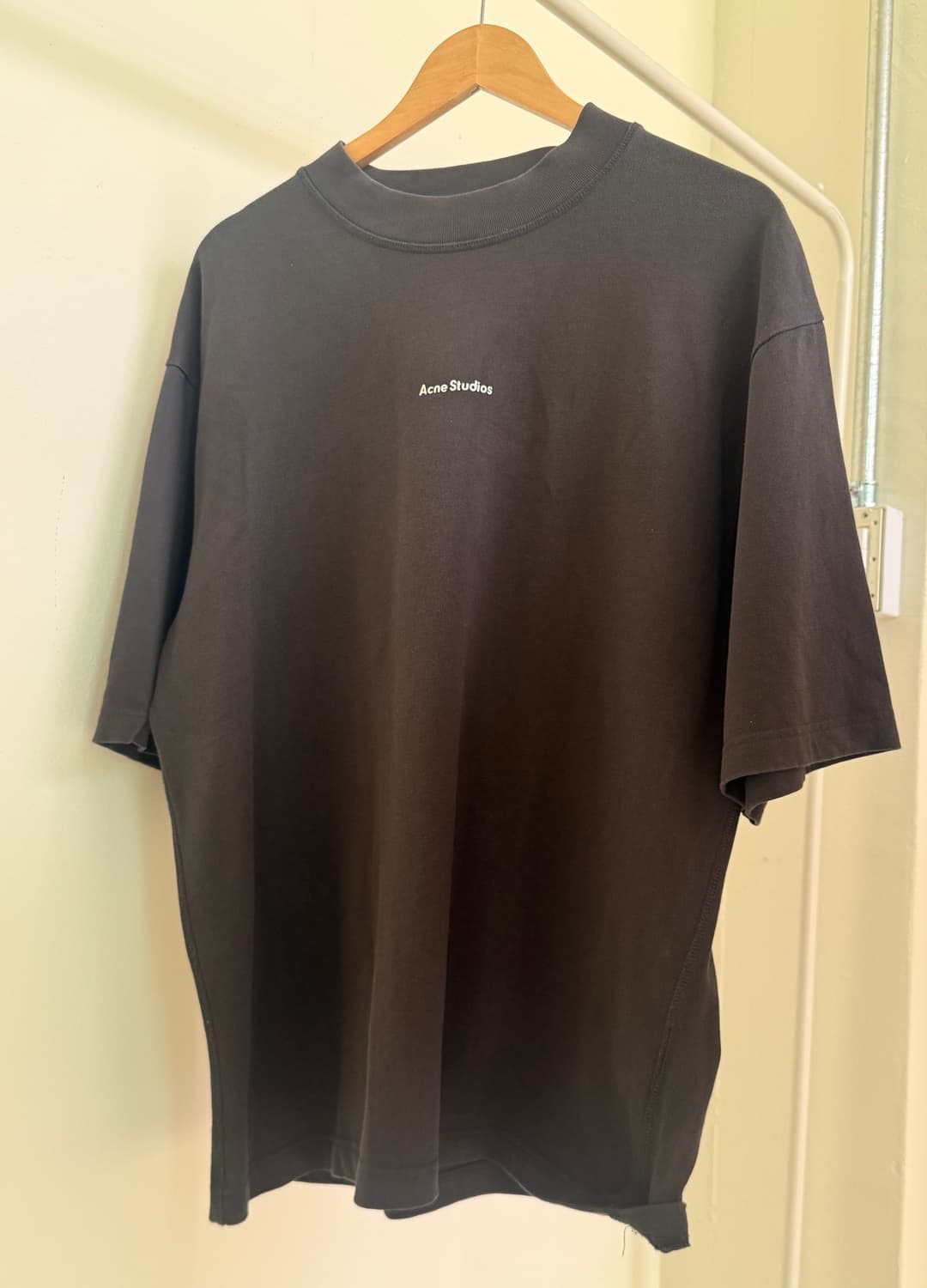 아크네 스튜디오(Acne Studios) 오버사이즈 로고 프린트 ts 상품이미지1