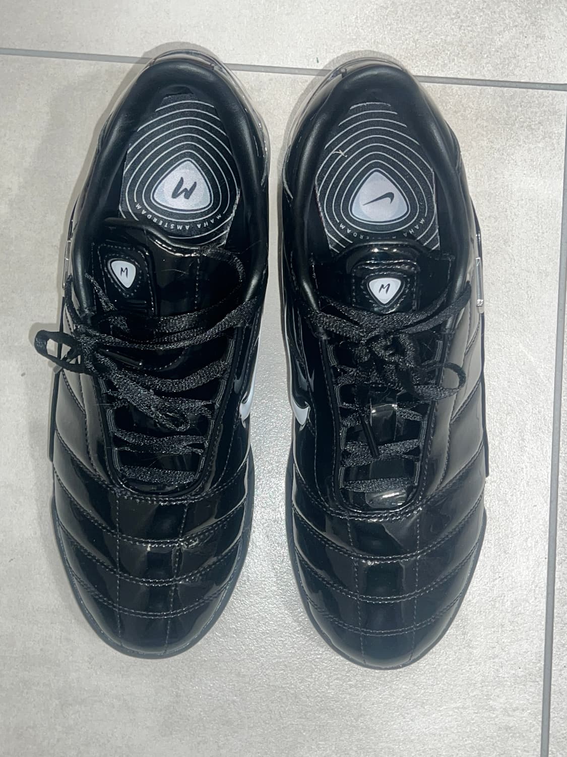 나이키 마하 암스테르담 토탈 90 샥스 마지아 블랙 앤 메탈릭 실버 상품이미지2